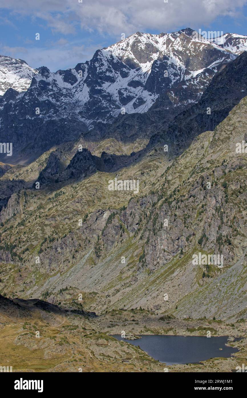 Laghi, piste e cime innevate del Grand Lauziere nella catena montuosa di Belledonne Foto Stock