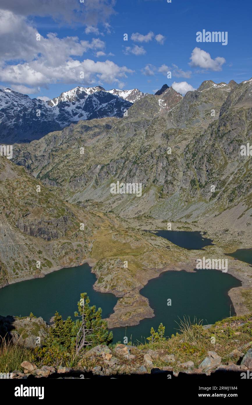 Laghi, piste e cime innevate del Grand Lauziere nella catena montuosa di Belledonne Foto Stock