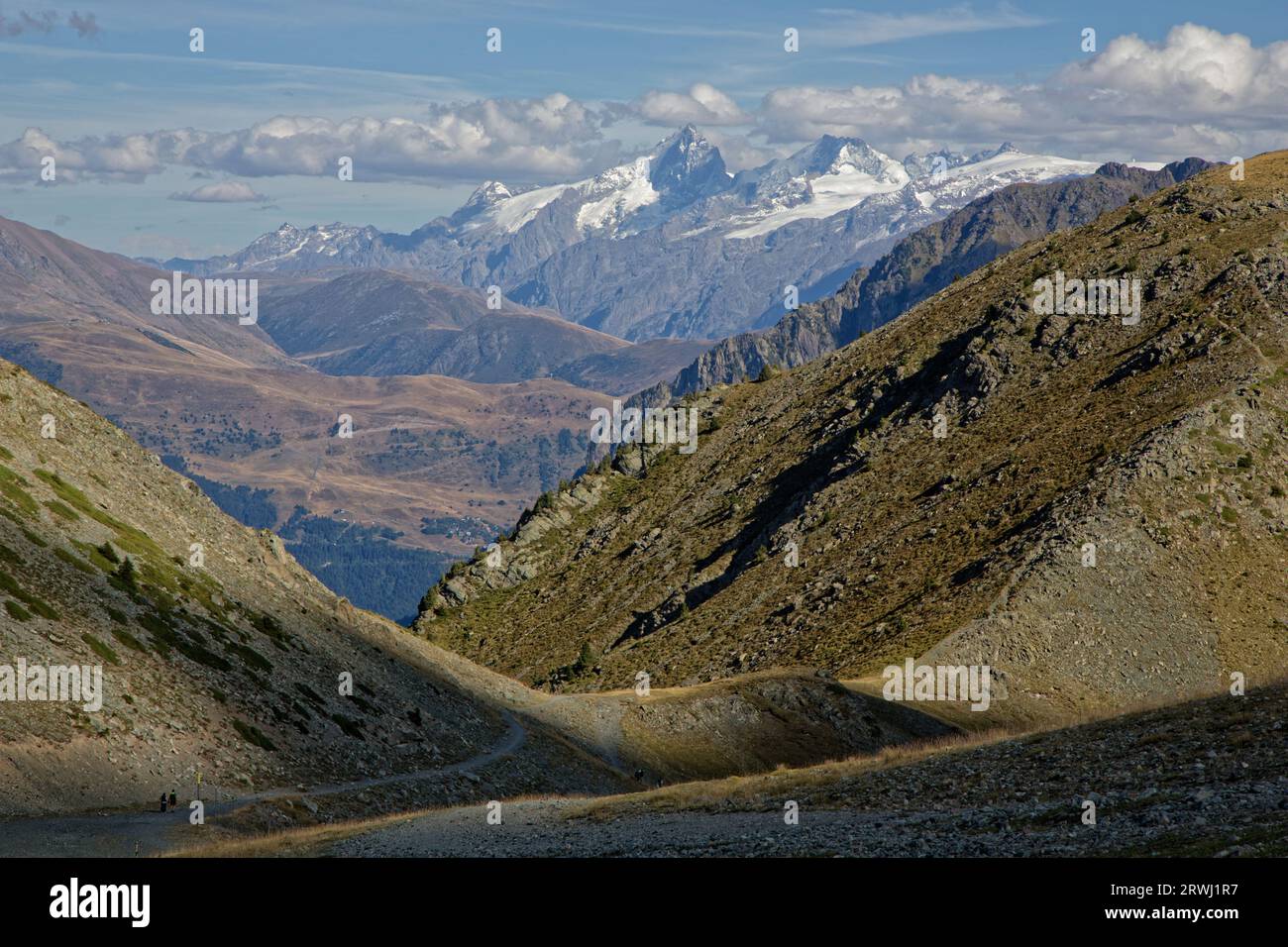 Alte cime di Oisans viste dalla cima di Chamrousse Foto Stock