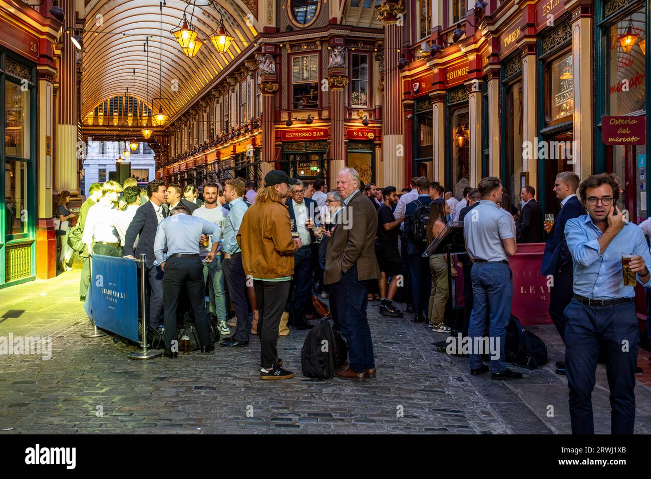 I lavoratori in ufficio apprezzano i drink dopo il lavoro a Leadenhall Market, City of London, Londra, Regno Unito. Foto Stock