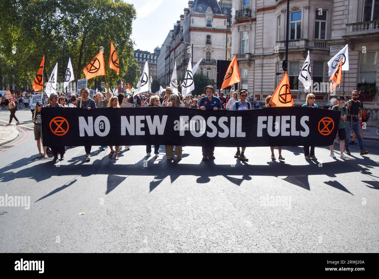 Londra, Regno Unito. 16 settembre 2023. I manifestanti tengono uno striscione con la scritta "No New Fossil Fuels" durante la marcia a Victoria. Gli attivisti della ribellione dell'estinzione marciarono attraverso Westminster in segno di protesta contro i nuovi combustibili fossili. (Immagine di credito: © Vuk Valcic/SOPA Images via ZUMA Press Wire) SOLO PER USO EDITORIALE! Non per USO commerciale! Foto Stock