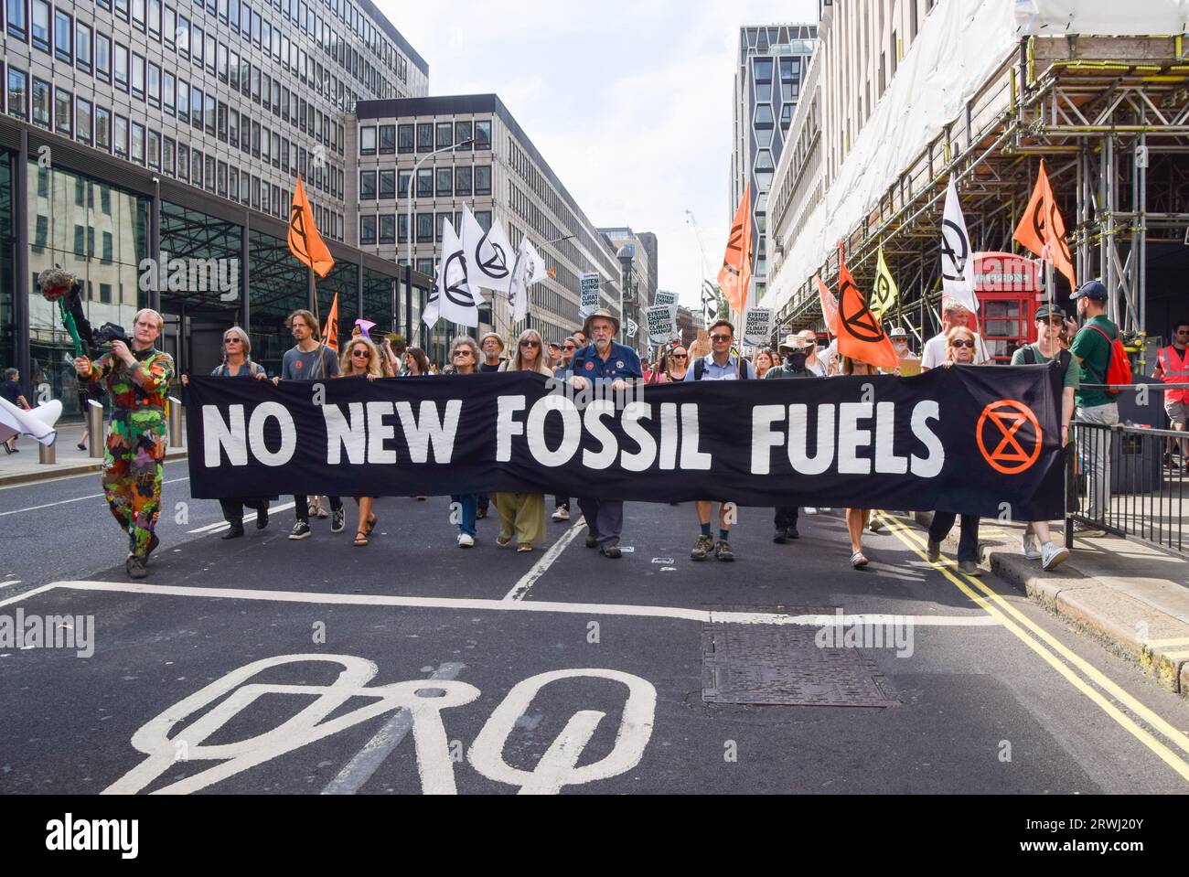 Londra, Regno Unito. 16 settembre 2023. I manifestanti tengono uno striscione "No New Fossil Fuels" durante la protesta all'esterno del Dipartimento per la sicurezza energetica e Net Zero. Gli attivisti della ribellione dell'estinzione marciarono attraverso Westminster in segno di protesta contro i nuovi combustibili fossili. (Foto di Vuk Valcic/SOPA Images/Sipa USA) credito: SIPA USA/Alamy Live News Foto Stock