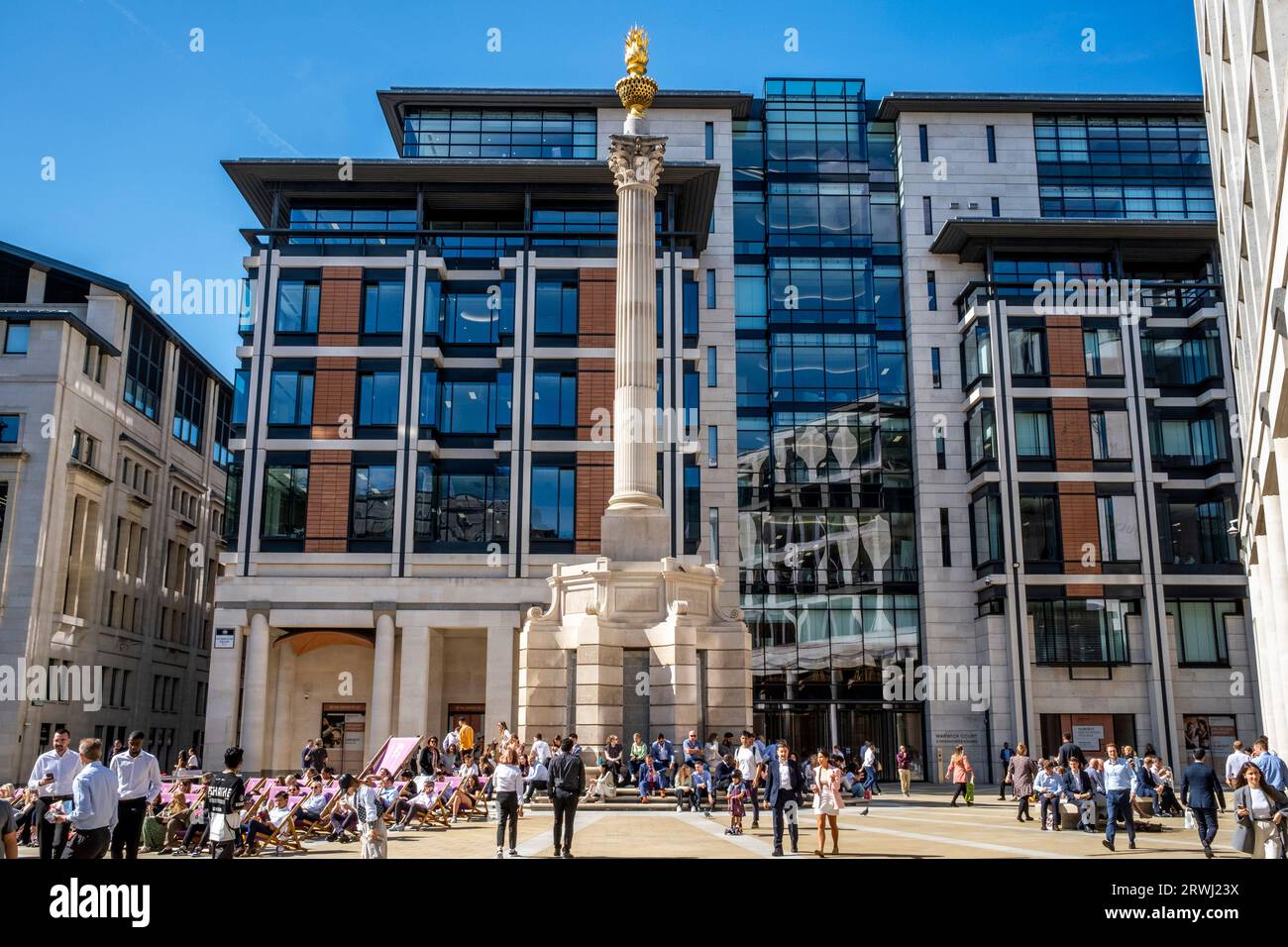 Impiegati seduti a pranzo, Paternoster Square, City of London, Londra, Regno Unito. Foto Stock