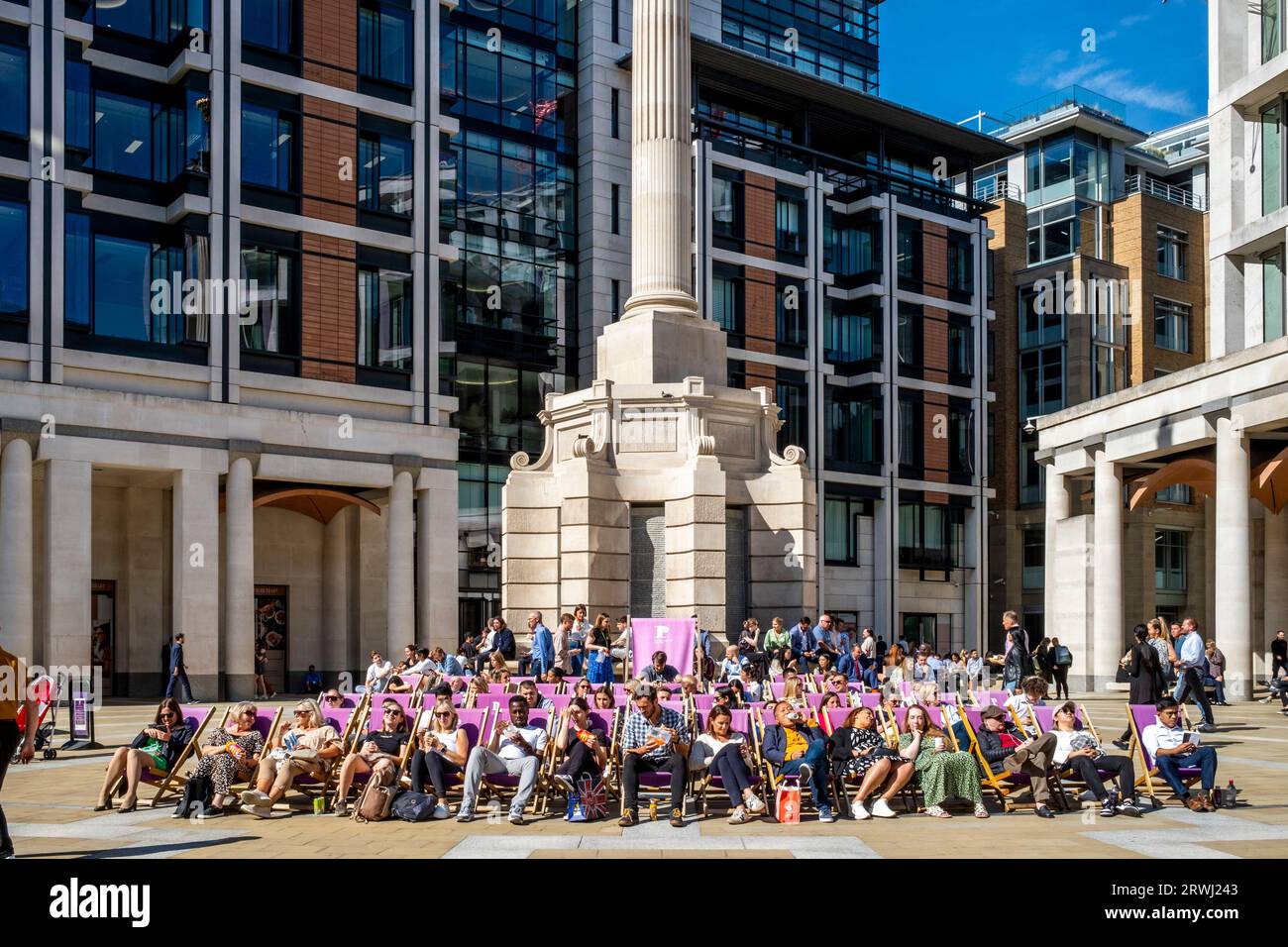 Impiegati seduti a pranzo, Paternoster Square, City of London, Londra, Regno Unito. Foto Stock
