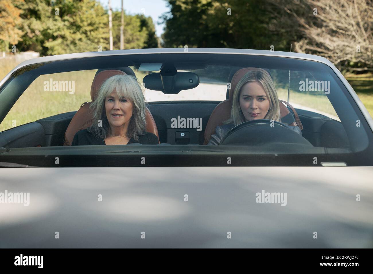 DATA DI RILASCIO: 27 ottobre 2023. TITOLO: Pain Hustlers. STUDIO: Wychwood Media. DIRETTORE: David Yates. TRAMA: Liza sogna una vita migliore per lei e sua figlia così ottiene un lavoro in una farmacia in bancarotta e il fegato di Liza catapulta l'azienda e lei nella vita alta senza sapere che presto sarà nel mezzo di una cospirazione criminale. PROTAGONISTA: CATHERINE o'HARA nel ruolo di Jackie, EMILY BLUNT nel ruolo di Liza. (Immagine di credito: © Wychwood Media/Entertainment Pictures/ZUMAPRESS.com) SOLO PER USO EDITORIALE! Non per USO commerciale! Foto Stock