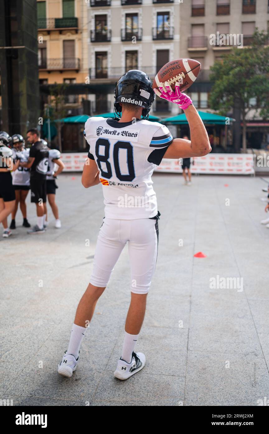 Dimostrazione di football americano con la squadra locale Hurricanes durante lo Sports Day, evento multisportivo di strada in Plaza del Pilar, Saragozza, Spagna Foto Stock