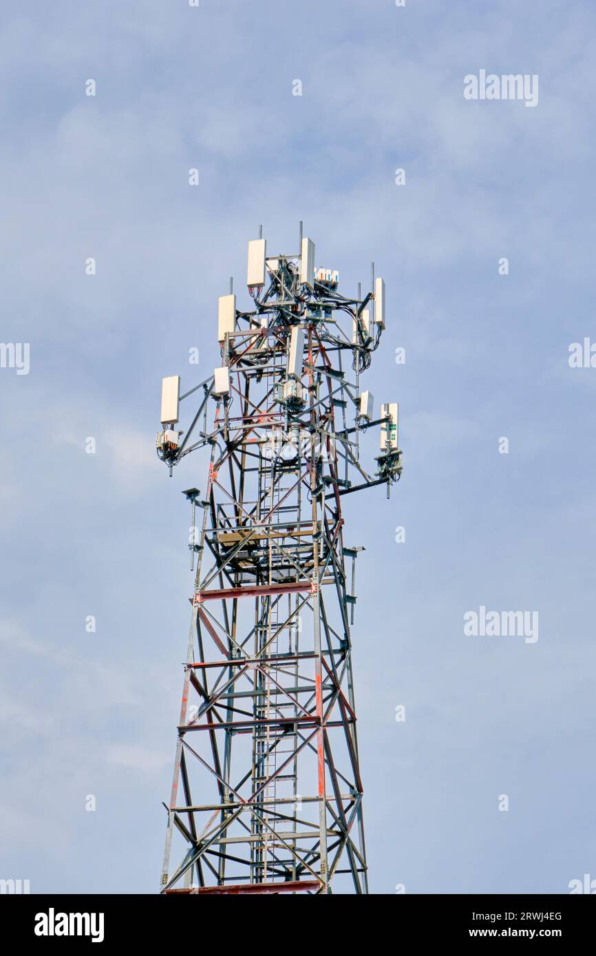 Torre per telecomunicazioni dall'aspetto complicato fotografata con orientamento verticale. Foto Stock
