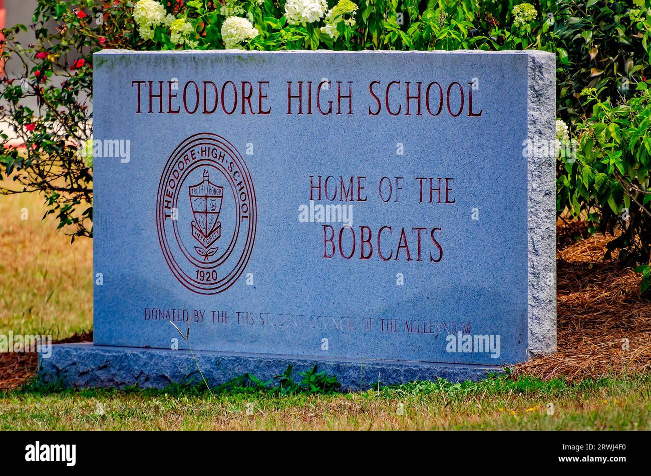 Un cartello di granito si trova di fronte alla Theodore High School, 26 agosto 2023, a Theodore, Alabama. Il segno era un regalo della classe del 2000. Foto Stock