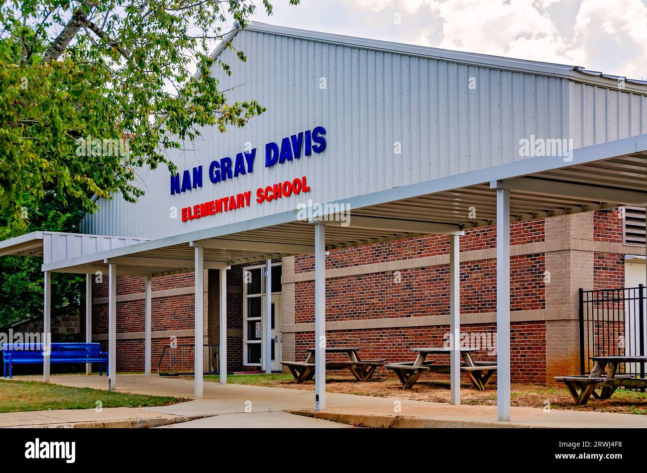 La Nan Gray Davis Elementary School è raffigurata, il 26 agosto 2023, a Theodore, Alabama. La scuola serve i voti pre-asilo fino al quinto. Foto Stock