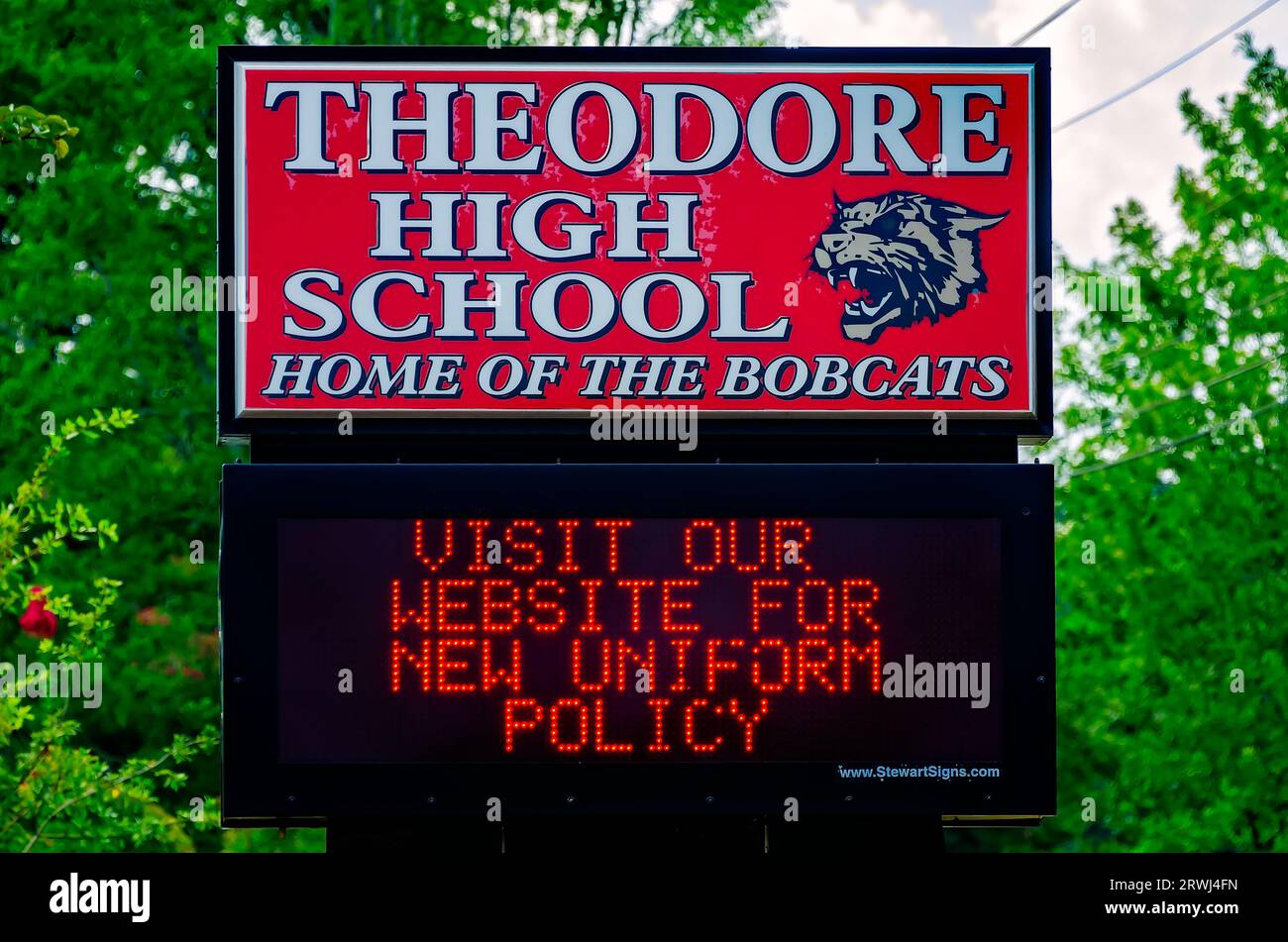 Il segno della Theodore High School fa riferimento alla nuova politica uniforme, 26 agosto 2023, a Theodore, Alabama. La scuola serve i gradi dal nove al dodici. Foto Stock