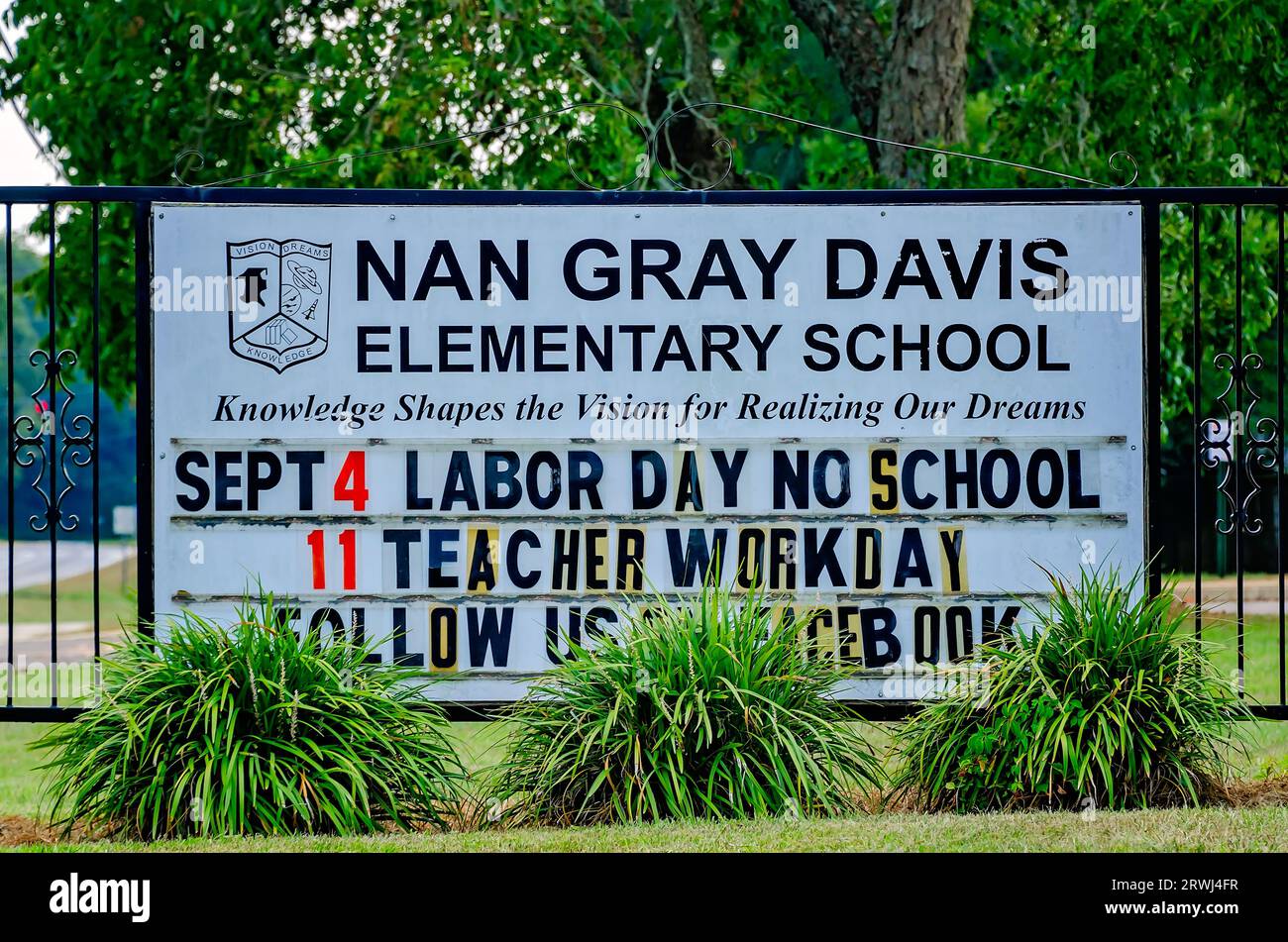 Il cartello della Nan Gray Davis Elementary School è raffigurato, il 26 agosto 2023, a Theodore, Alabama. La scuola serve i voti pre-asilo fino al quinto. Foto Stock