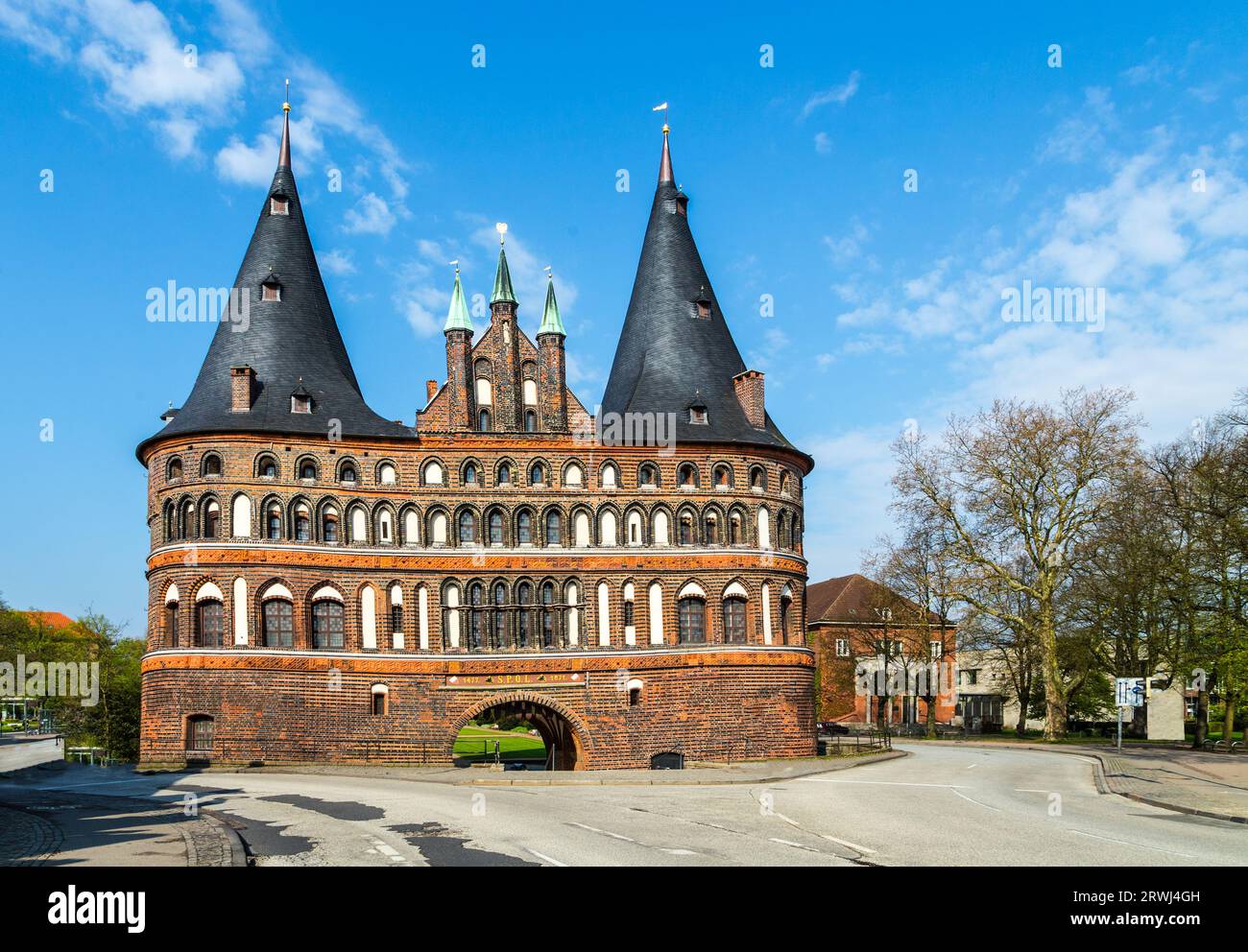 Famoso Holsten Tor - engl. Holsten Gate - a Lubecca, il punto di riferimento per la città Foto Stock