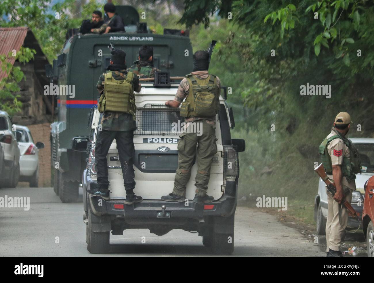 Srinagar Kashmir, India. 19 settembre 2023. I veicoli della polizia indiana lasciano il sito dello scontro a fuoco nel villaggio Gadole di Kokernag, nel distretto di Anantnag. Direttore generale aggiunto della polizia (ADGP) zona del Kashmir, Vijay Kumar ha affermato che due militanti, tra cui il comandante Let Uzair Khan, sono stati uccisi nell'incontro. Finora, due alti ufficiali dell'esercito indiano, un ufficiale di polizia, un soldato e due militanti, tra cui il comandante Let Uzair Khan, sono stati uccisi nella battaglia di una settimana. Il 19 settembre 2023 a Srinagar Kashmir, India. (Immagine di credito: © Firdous Nazir/eyepix via ZUMA Press Wire) USO EDITORIALE o Foto Stock