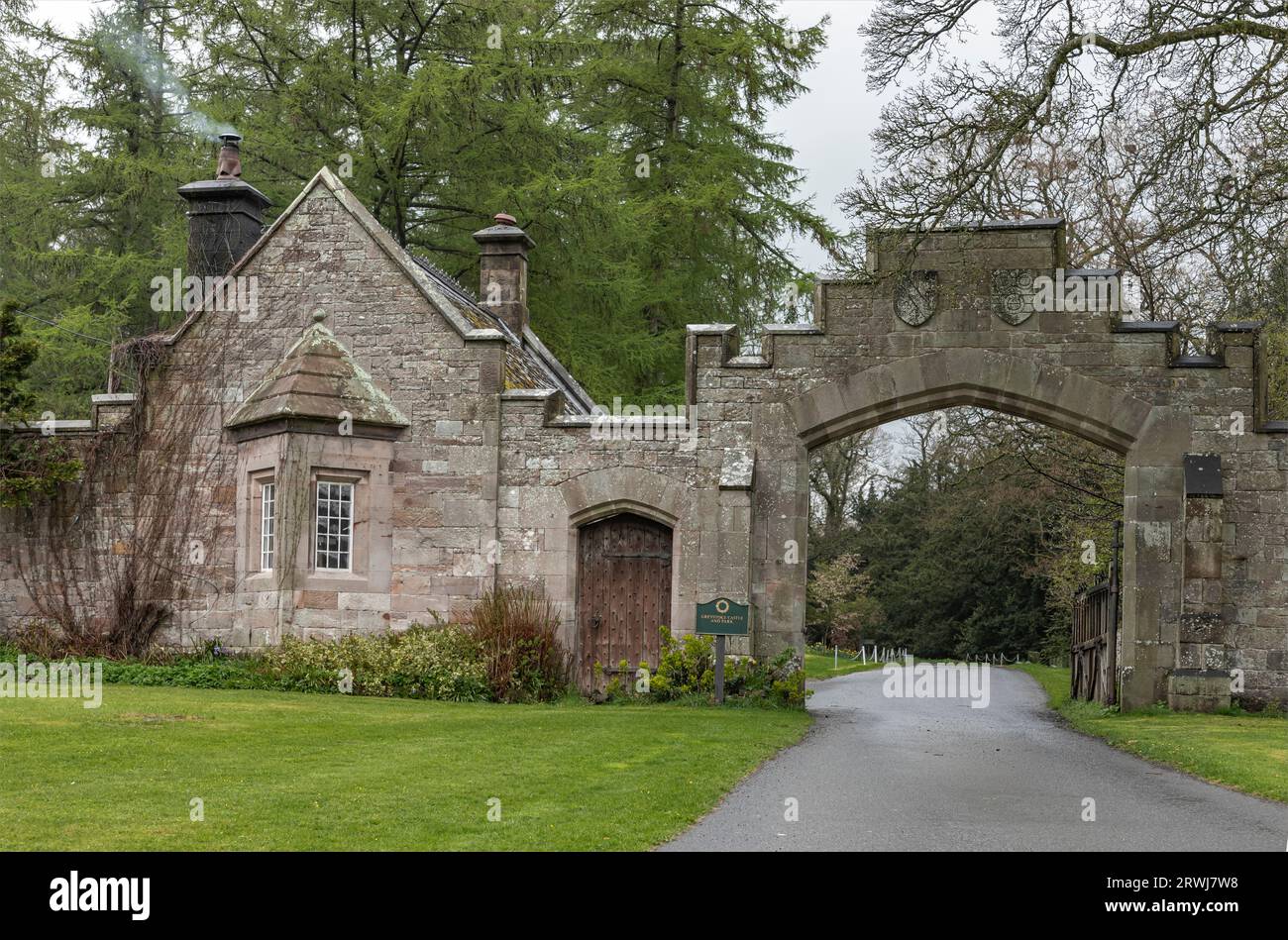 Greystoke, Cumbria, Regno Unito - 22 aprile 2023 - l'ingresso e la porta d'ingresso allo storico Castello di Greystoke Foto Stock