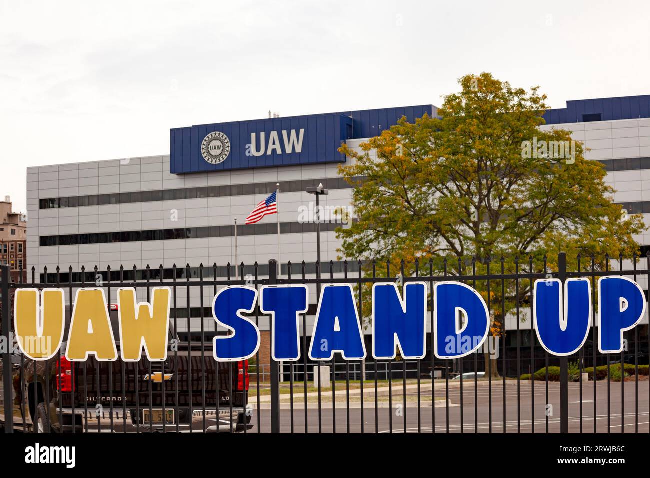 Detroit, Michigan - Un messaggio sulla recinzione all'esterno della United Auto Workers' Solidarity House sostiene lo sciopero "stand up" che il sindacato sta conducendo contro GE Foto Stock