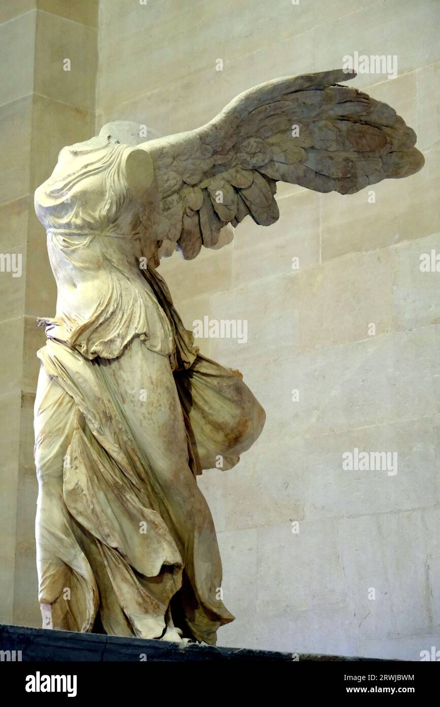 Vista laterale della Vittoria alata di Samotracia al Louvre di Parigi in Francia Foto Stock