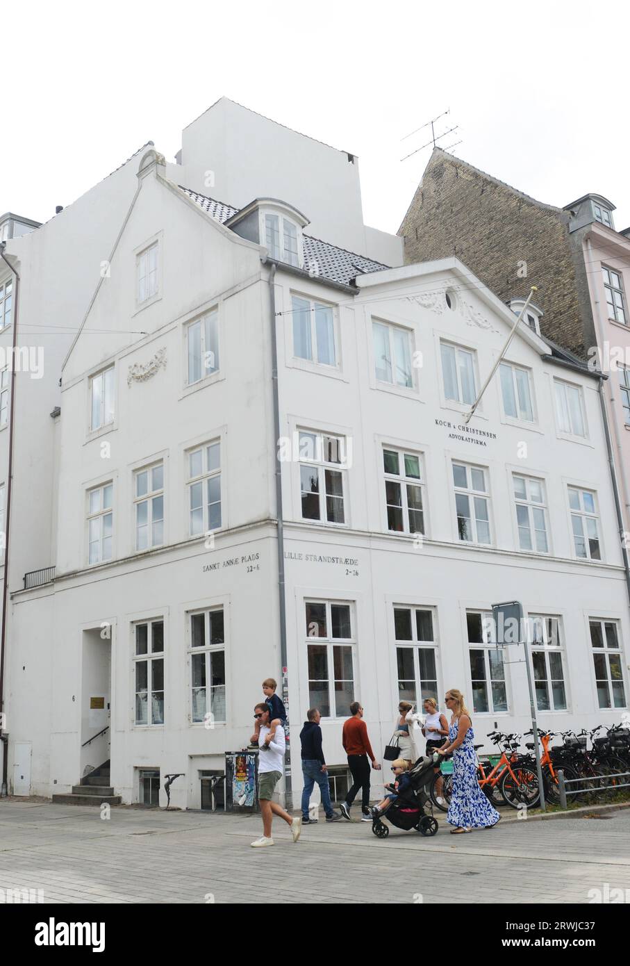 Un bel vecchio edificio all'angolo tra Lille Strandstræde e Sankt Annæ plads a Copenaghen, Danimarca. Foto Stock