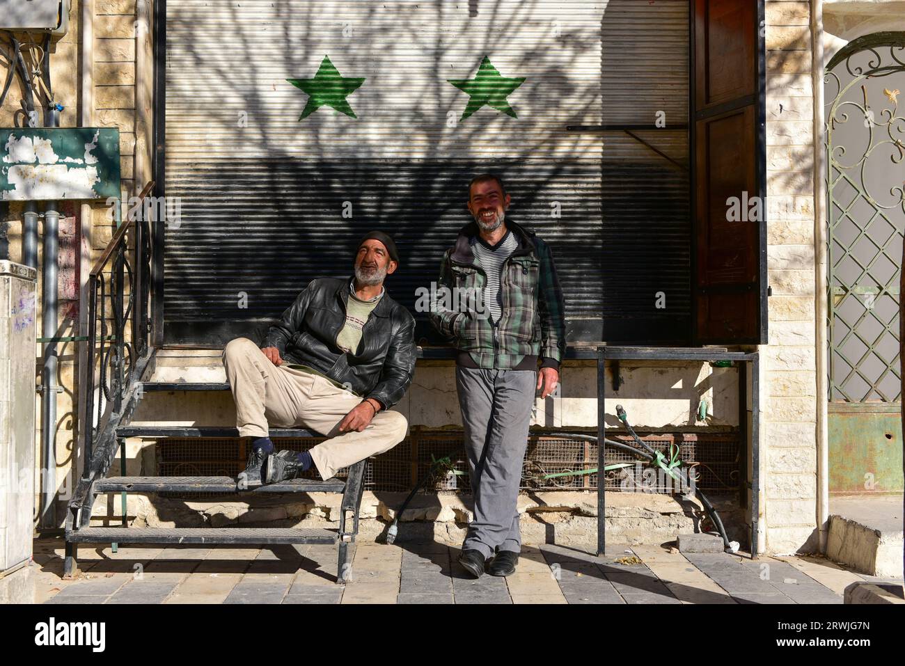Due amichevoli uomini del posto in posa per una foto a Maaloula, una città cristiana di lingua aramaica costruita sulle aspre montagne della Siria Foto Stock