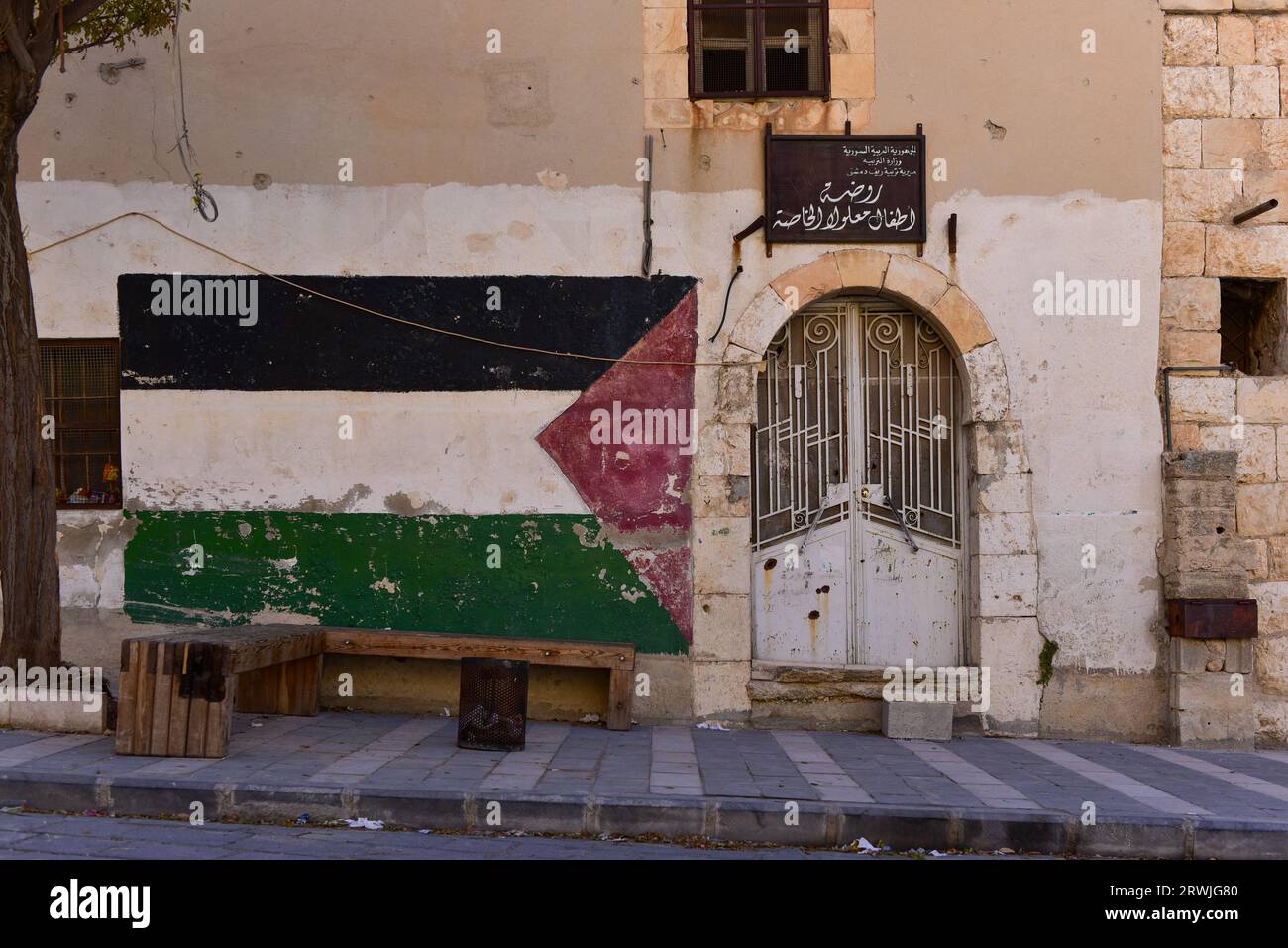 Edificio con quella che sembrava una bandiera palenstina nella parte inferiore di Maaloula, una città cristiana di lingua aramaica costruita sulle aspre montagne della Siria Foto Stock
