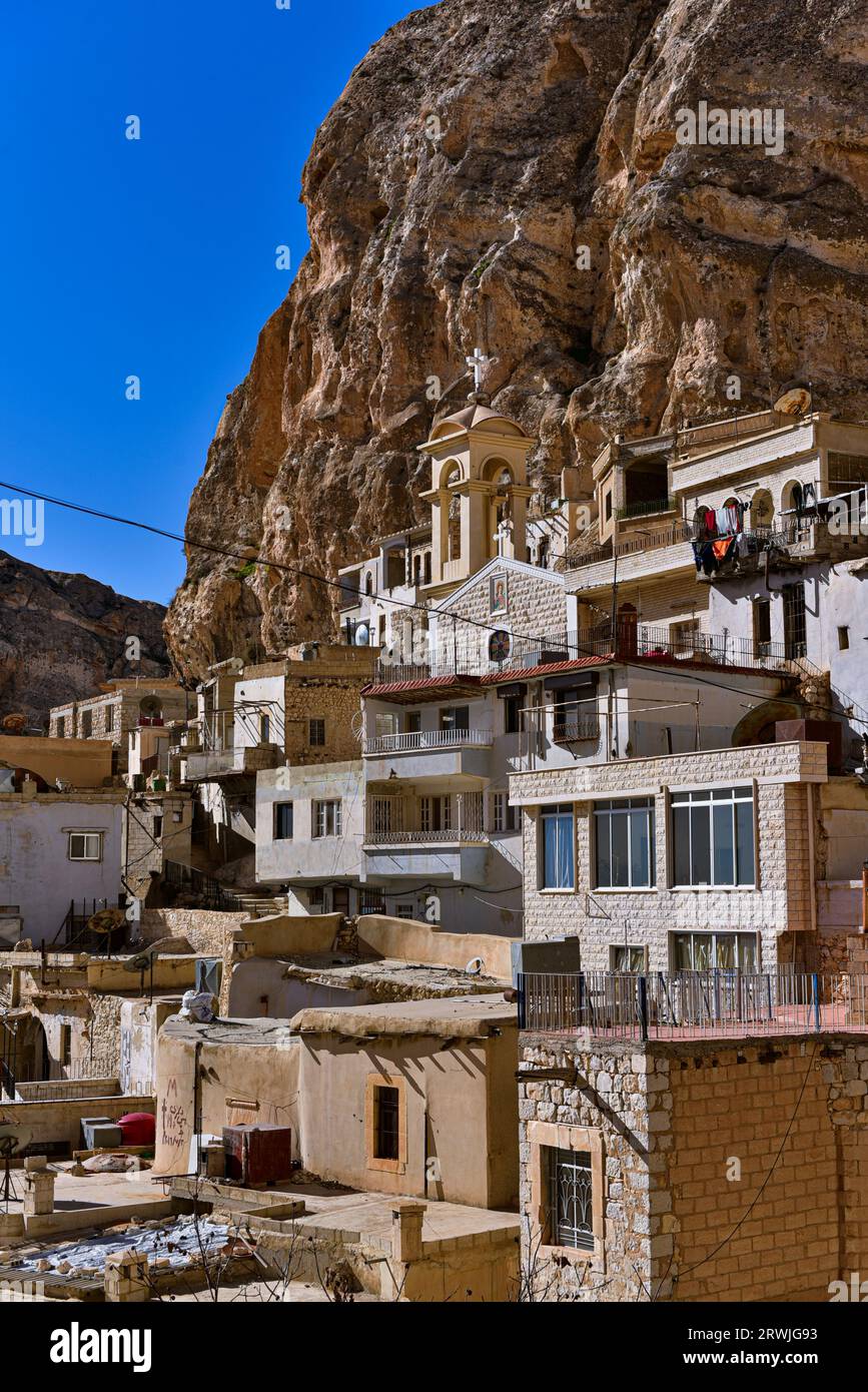 Case su una scogliera a Maaloula, una città cristiana di lingua aramaica costruita sulle aspre montagne della Siria Foto Stock