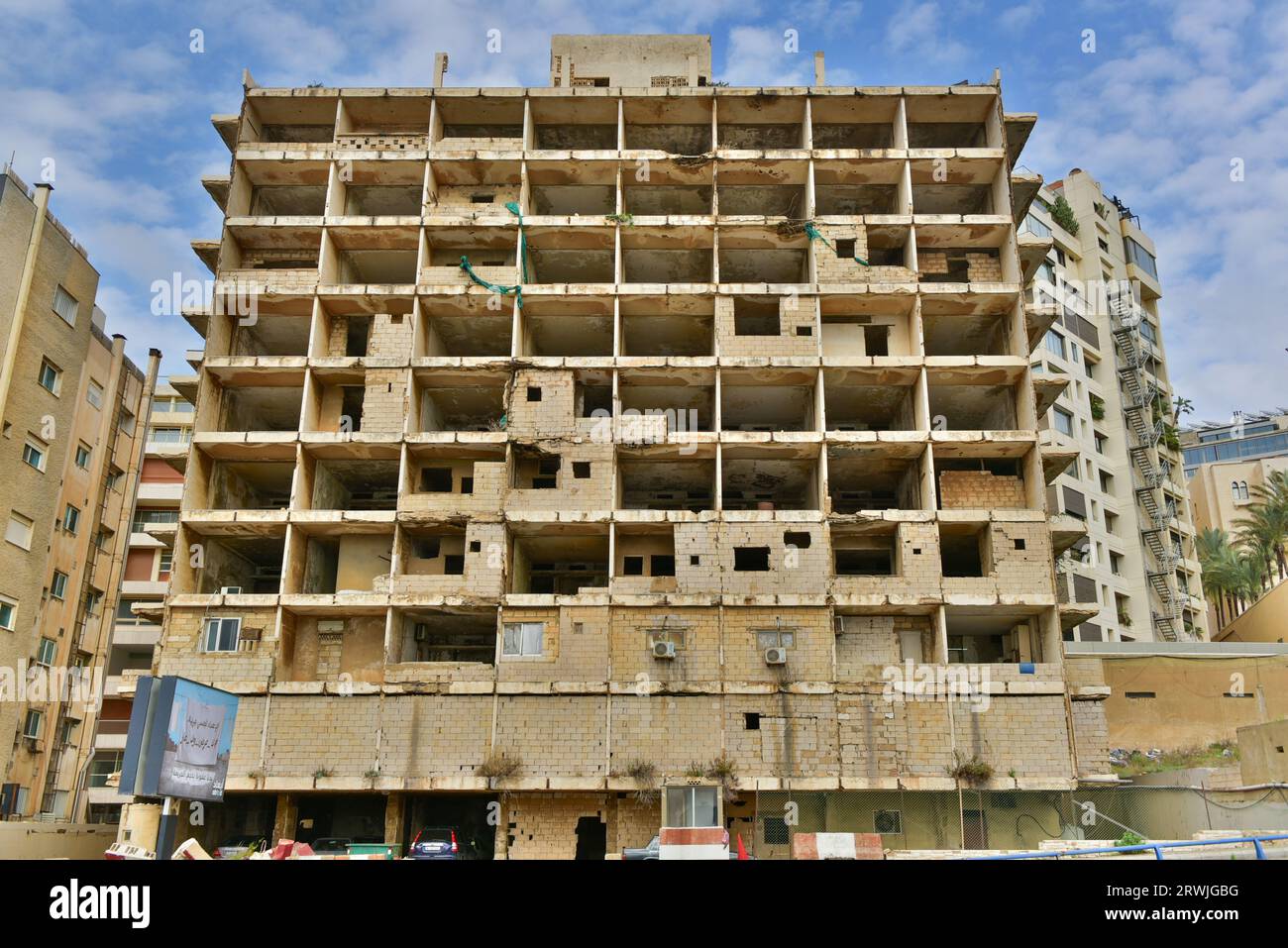 Edificio abbandonato/parzialmente completato in rovina, in una posizione privilegiata sul lungomare di Beirut (dove si incontrano Rafic el Hariri/General de Gaulle) Foto Stock