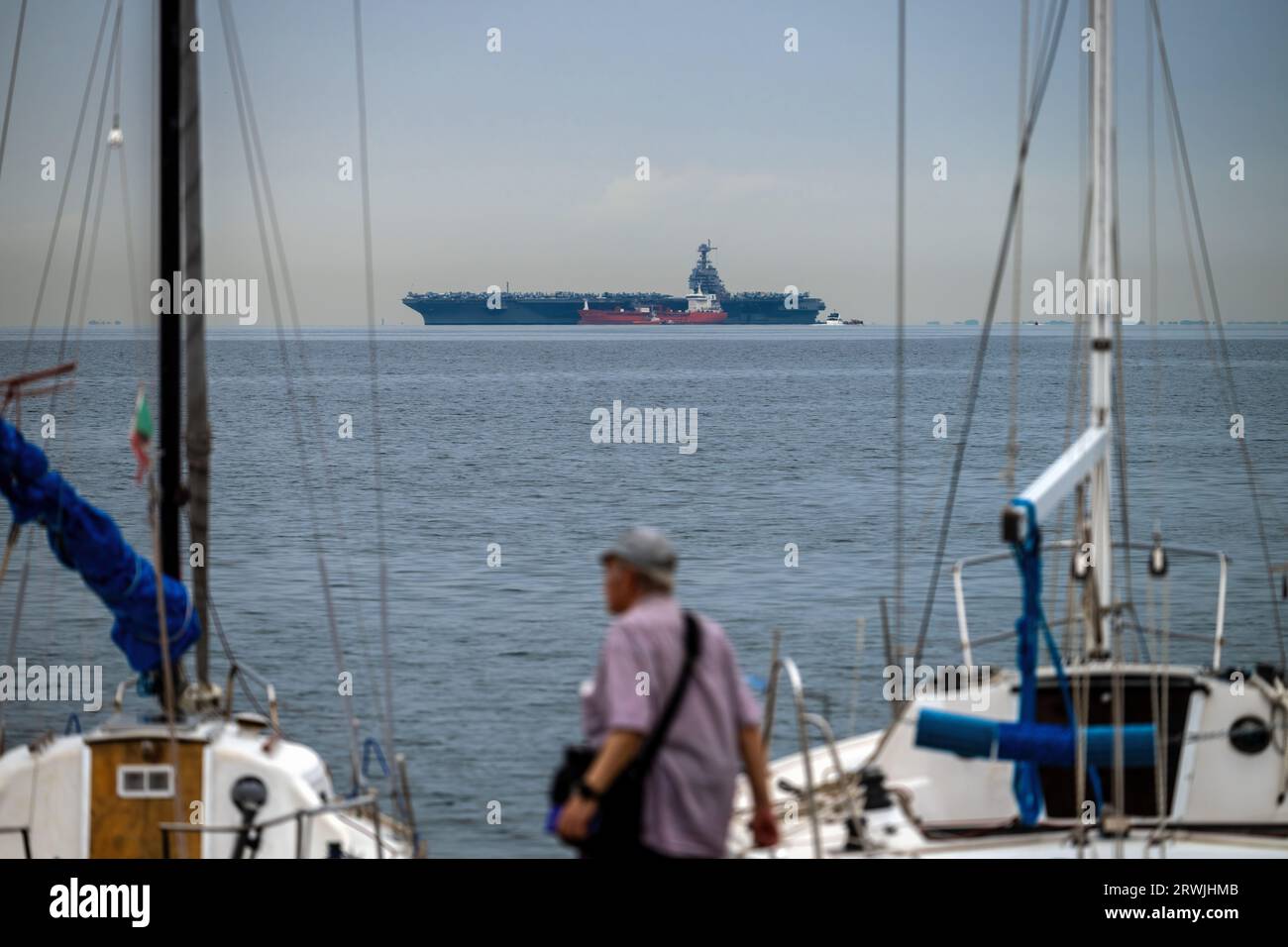 Trieste, Italia. 18 settembre 2023. La portaerei USS Gerald R. Ford ancorò al Golfo di Trieste. La USS Gerald R. Ford è la più grande nave da guerra del mondo. Credito: SOPA Images Limited/Alamy Live News Foto Stock