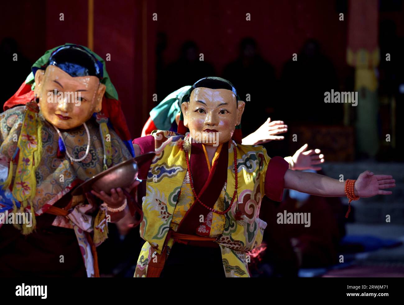**CINA CONTINENTALE, HONG KONG, MACAO E TAIWAN FUORI** i monaci buddisti mascherati eseguono la danza Cham per pregare per un buon raccolto e una vita pacifica al Tashi Foto Stock
