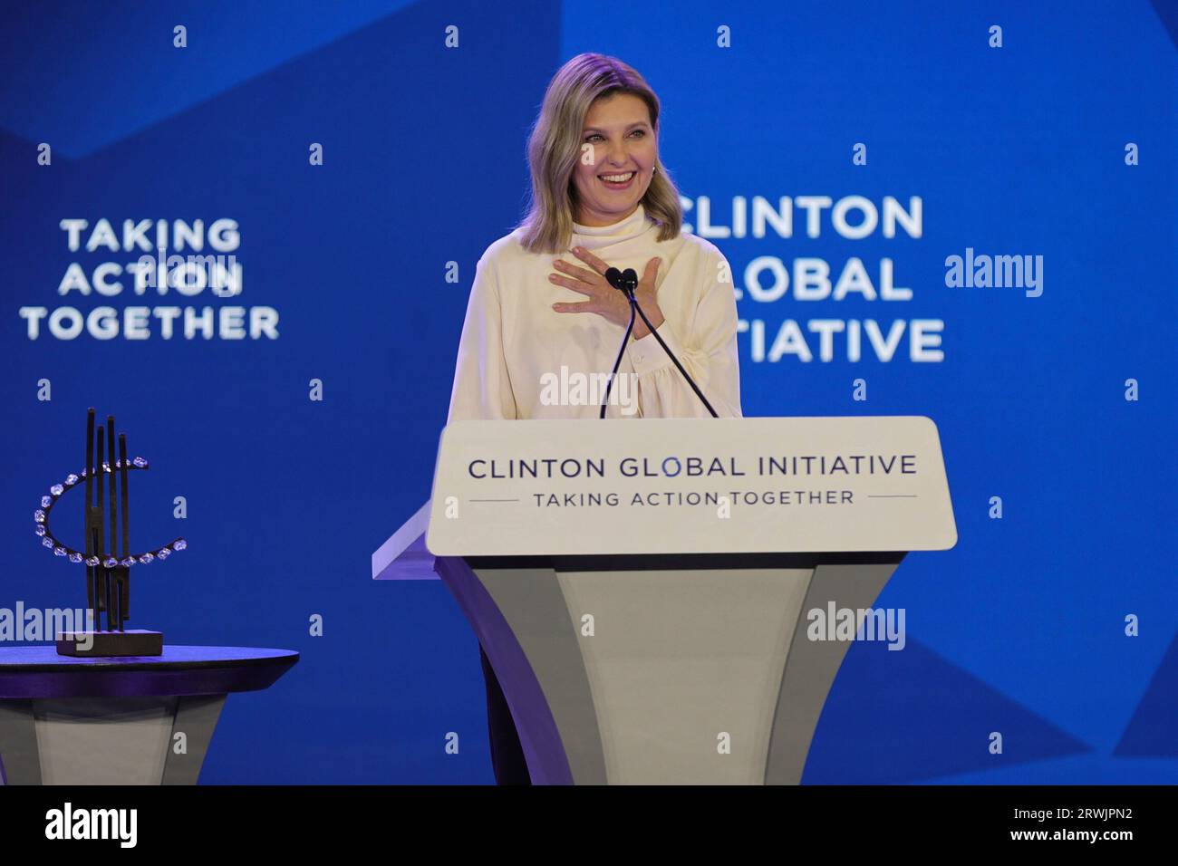 Hilton Hotel, New York, USA, 19 settembre 2023 - Olena Zelenska First Lady dell'Ucraina parla e riceve un premio al Clinton CGI Today all'Hilton Hotel sulla 6th Avenue a New York City. Foto: Giada Papini Rampelotto/EuropaNewswire Foto Stock