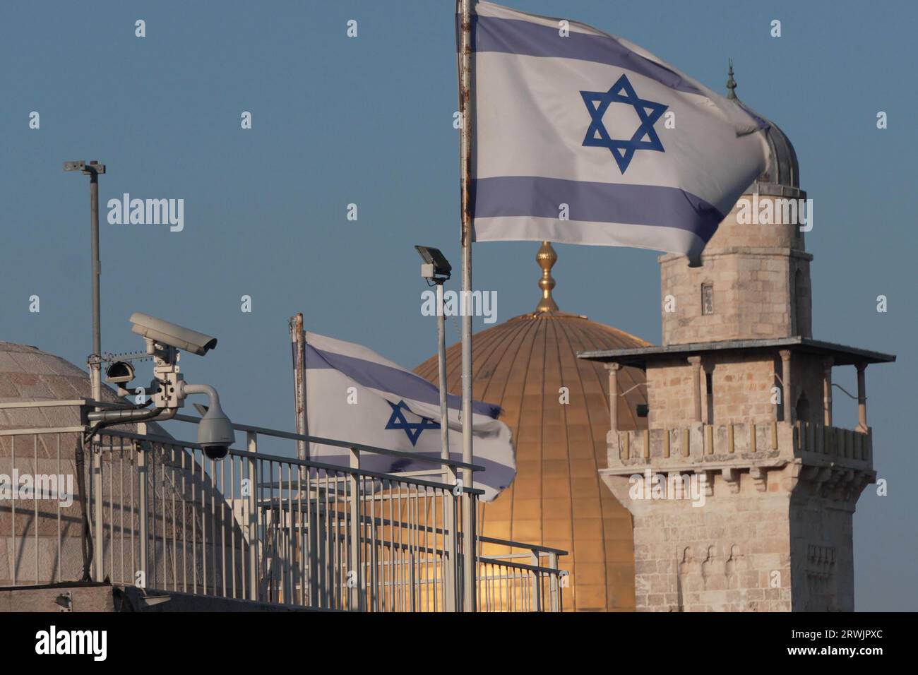 La Cupola della roccia della Moschea di al-Aqsa si erge attraverso telecamere di sorveglianza posizionate dalla polizia israeliana in un tetto nella città vecchia il 19 settembre 2023 a Gerusalemme, Israele. Il governo israeliano sta spingendo un disegno di legge per installare telecamere di sorveglianza per il riconoscimento facciale nei luoghi pubblici. Anche il ministro israeliano della sicurezza nazionale Itamar Ben-Gvir e Yariv Levin, ministro della giustizia, hanno proposto di consentire alla polizia di installare telecamere portatili in eventi come manifestazioni di protesta. Foto Stock