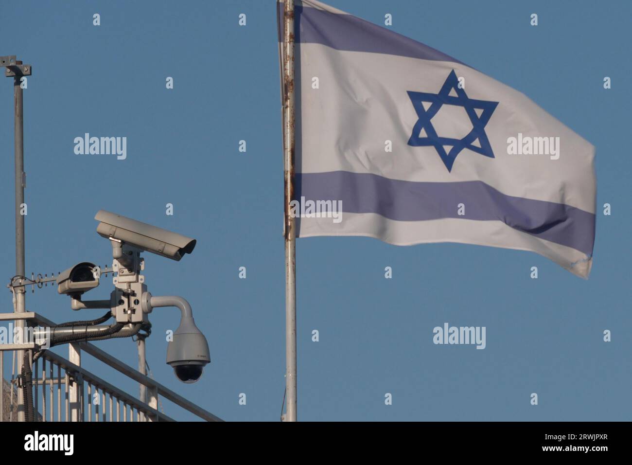 Le telecamere di sorveglianza sono collocate dalla polizia israeliana in un tetto nella città Vecchia il 19 settembre 2023 a Gerusalemme, in Israele. Il governo israeliano sta spingendo un disegno di legge per installare telecamere di sorveglianza per il riconoscimento facciale nei luoghi pubblici. Anche il ministro israeliano della sicurezza nazionale Itamar Ben-Gvir e Yariv Levin, ministro della giustizia, hanno proposto di consentire alla polizia di installare telecamere portatili in eventi come manifestazioni di protesta Foto Stock