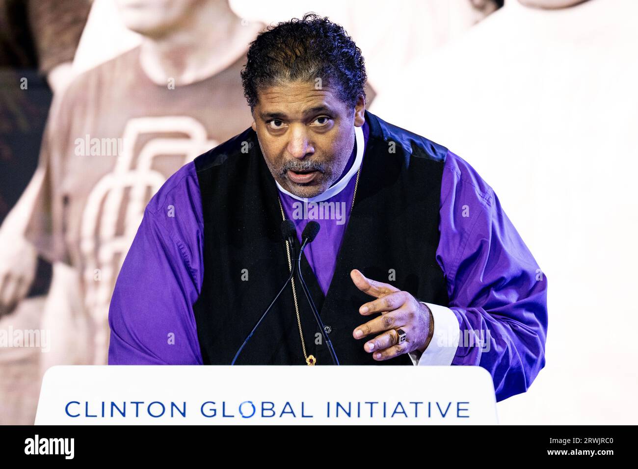 New York City, Stati Uniti. 19 settembre 2023. William Barber, direttore fondatore, riparatori della Breach & The Yale Center for Public Theology and Public Policy, parla alla conferenza Clinton Global Initiative all'hotel Hilton Midtown di New York City. (Foto di Michael Brochstein/Sipa USA) credito: SIPA USA/Alamy Live News Foto Stock