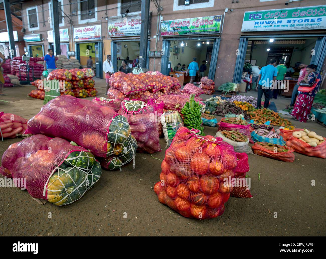 Prodotti come zucche e meloni sono in attesa di essere venduti presso il Dambulla Dedicated Economic Center nel centro dello Sri Lanka. Foto Stock