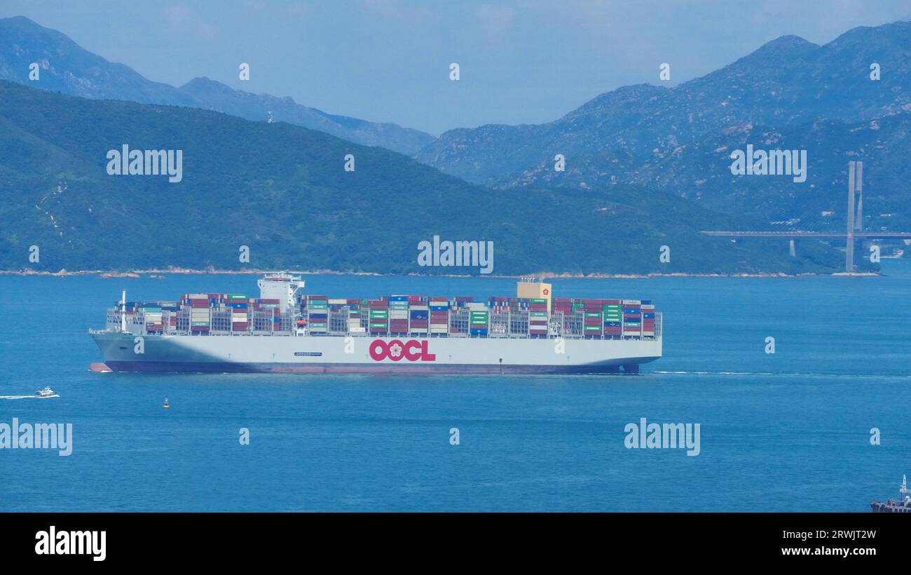 Hong Kong- 1° maggio 2023: Nave cargo OOCL ( Orient Overseas Container)Line , una delle compagnie logistiche HK . La logistica di HK si trova di fronte al problema della cina e. Foto Stock
