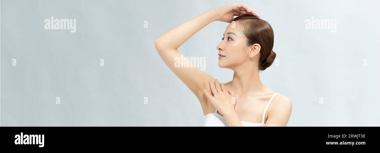 Donna ascella consegnare il concetto di depilazione deodorante Foto Stock