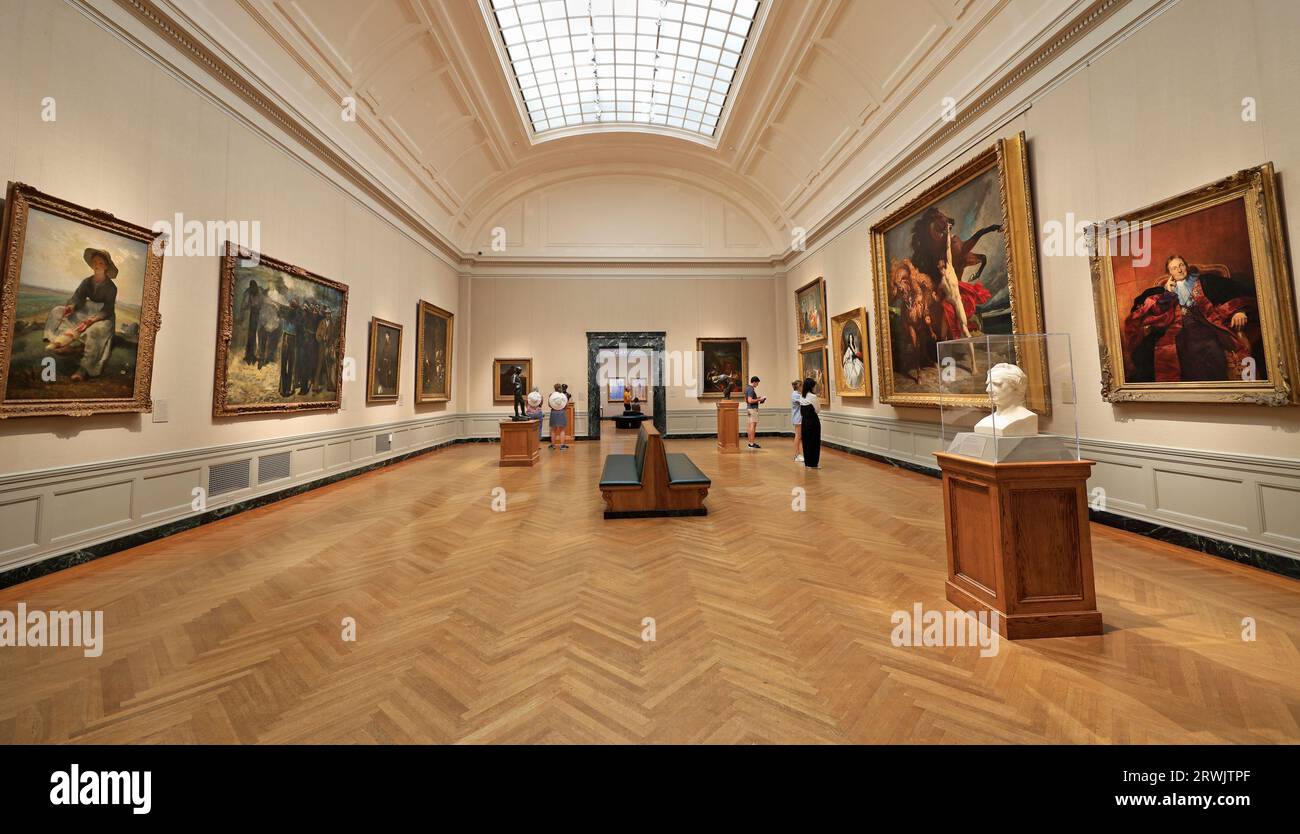 I visitatori che guardano le opere d'arte del museo di belle arti di Boston Foto Stock