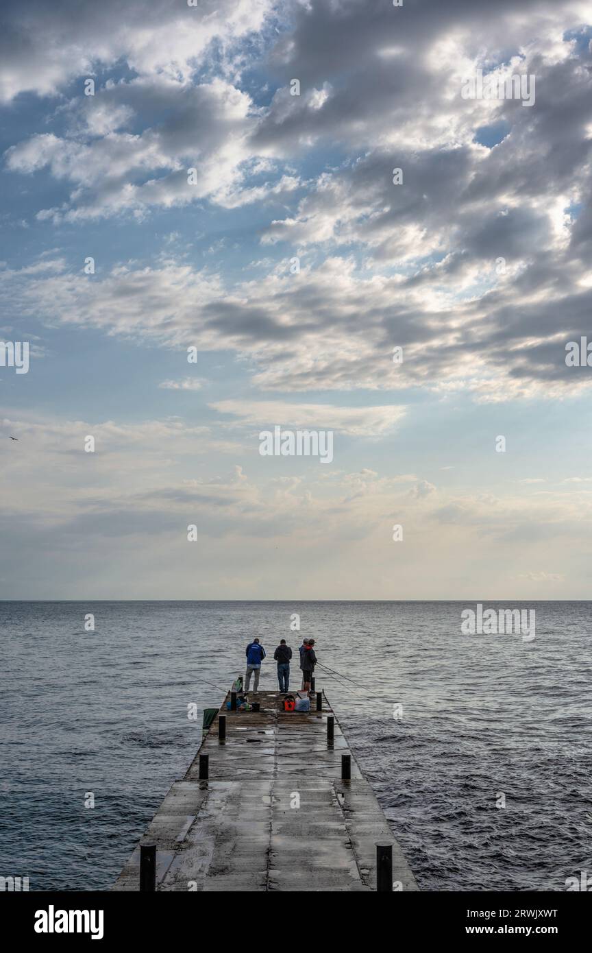 Odessa, Ucraina 15.09.2023. Nuvoloso mattino autunnale sulla spiaggia di Lanzheron a Odessa, Ucraina Foto Stock