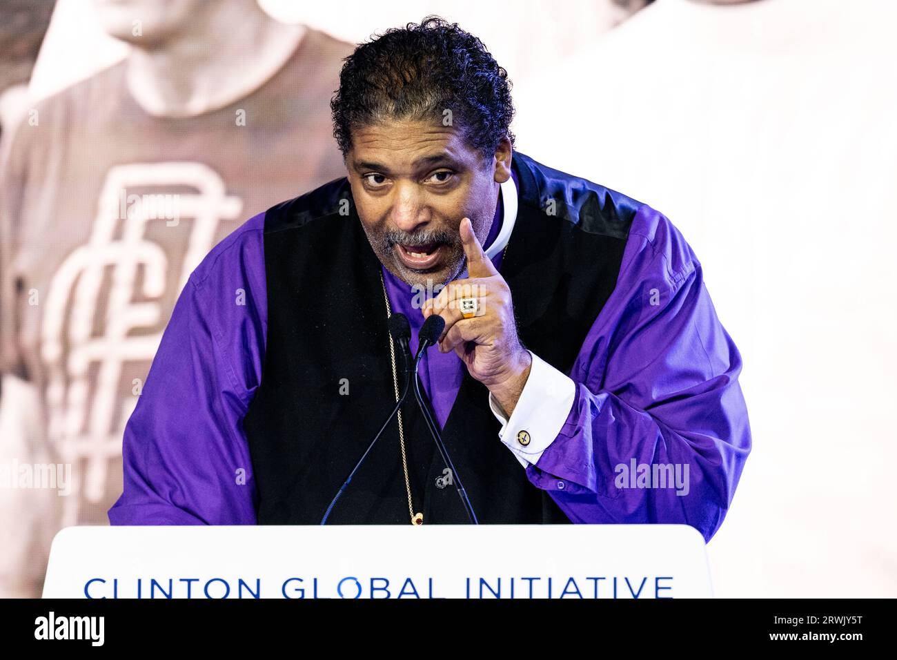 New York, Stati Uniti. 19 settembre 2023. William Barber, direttore fondatore, riparatori della Breach & The Yale Center for Public Theology and Public Policy, parla alla conferenza Clinton Global Initiative all'hotel Hilton Midtown di New York City. Credito: SOPA Images Limited/Alamy Live News Foto Stock