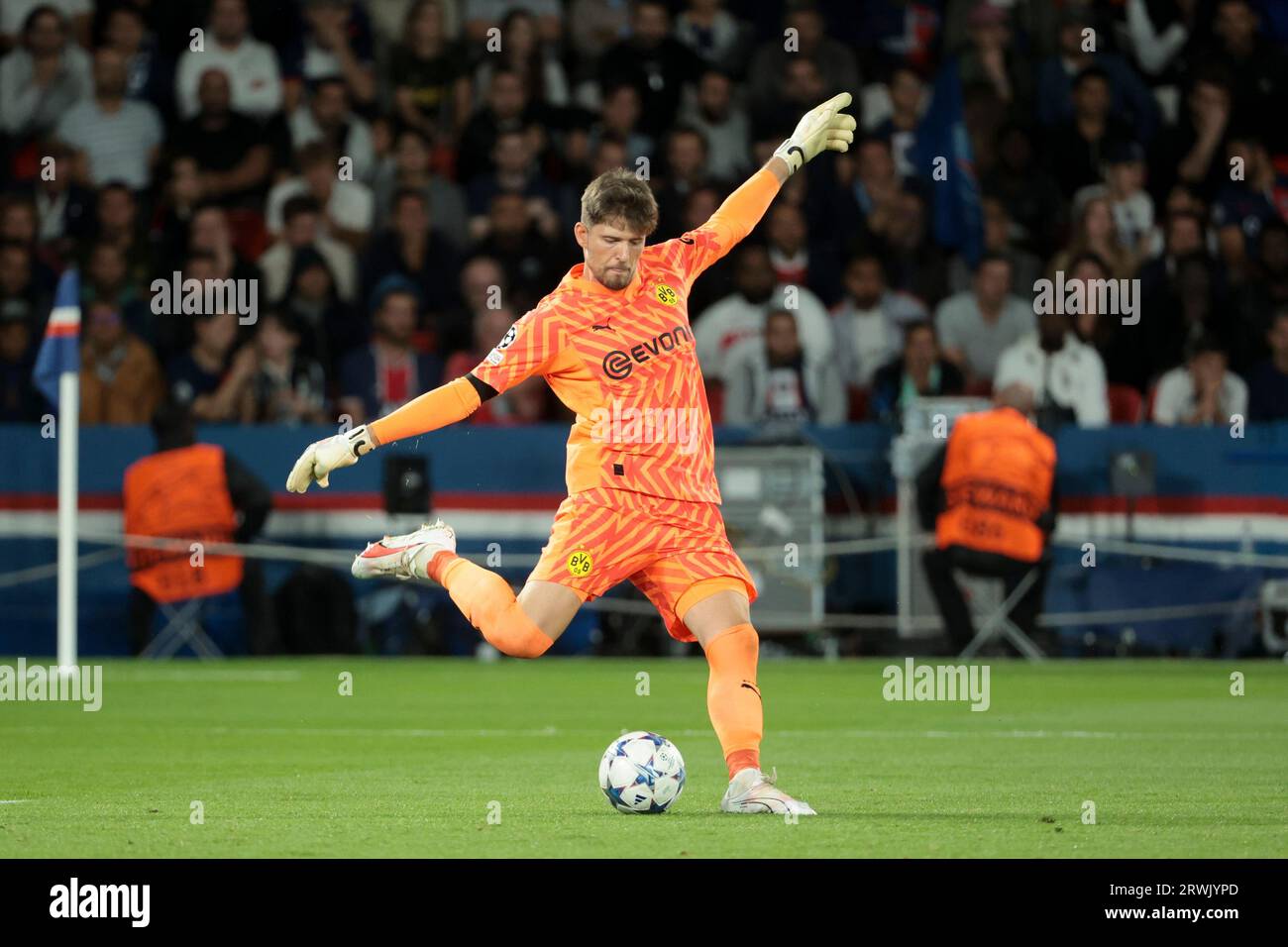 Parigi, Francia. 19 settembre 2023. Portiere di Dortmund Gregor Kobel durante la partita di UEFA Champions League, gruppo F tra Paris Saint-Germain (PSG) e Borussia Dortmund il 19 settembre 2023 allo stadio Parc des Princes di Parigi, Francia - foto Jean Catuffe/DPPI Credit: DPPI Media/Alamy Live News Foto Stock