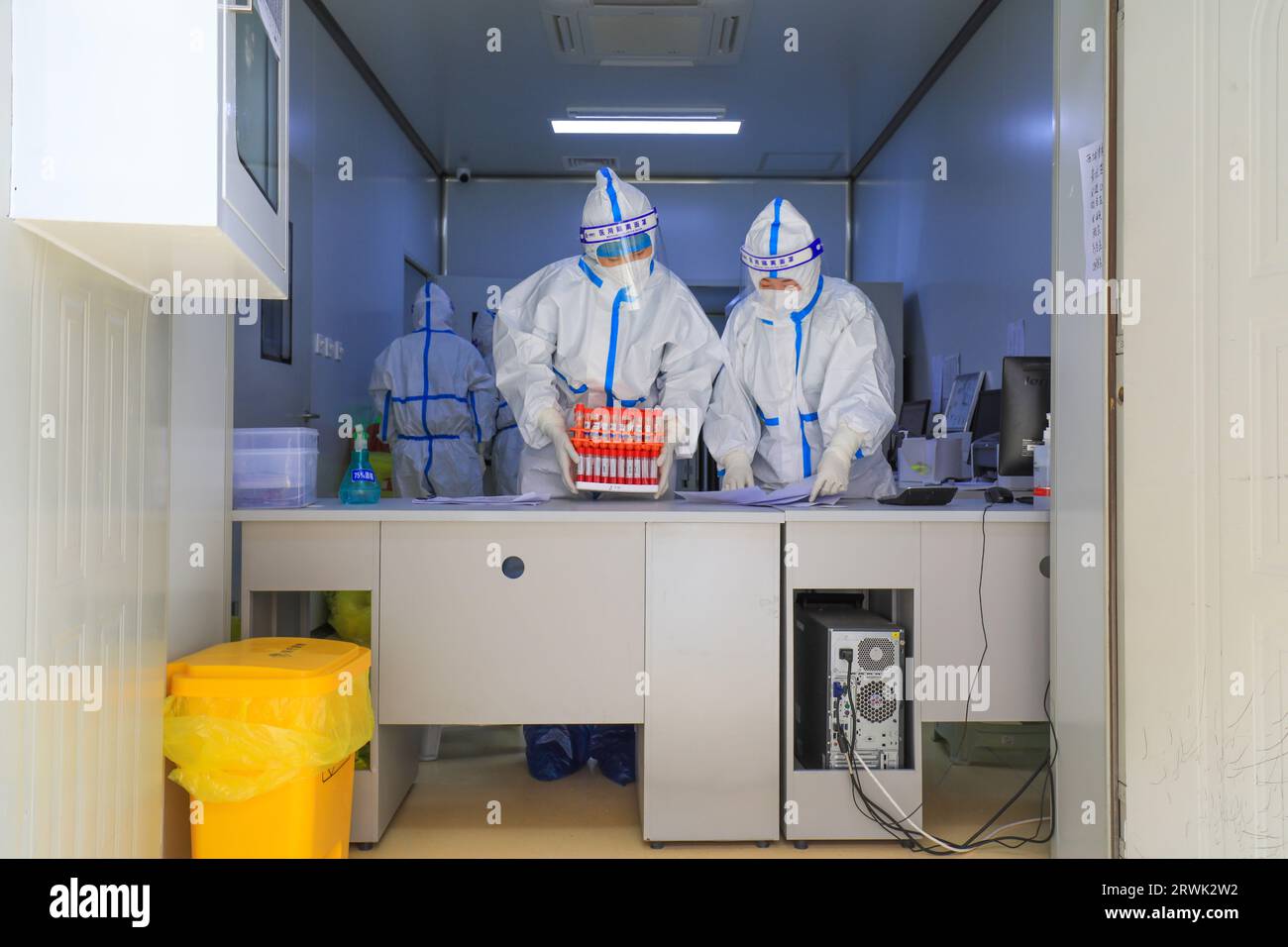 LUANNAN COUNTY, Cina - 22 marzo 2022: Il personale medico sta contando i campioni di test degli acidi nucleici in un centro di test, nel nord della Cina Foto Stock