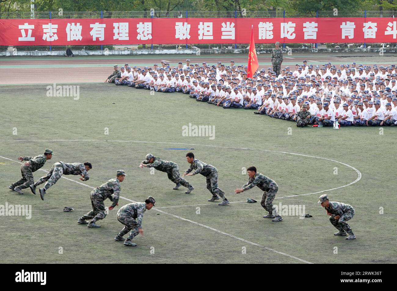 Le matricole del college prendono parte all'addestramento militare presso la China Three Gorges University di Yichang City, nella provincia di Hubei, nella Cina centrale, il 17 settembre 2023. Foto Stock