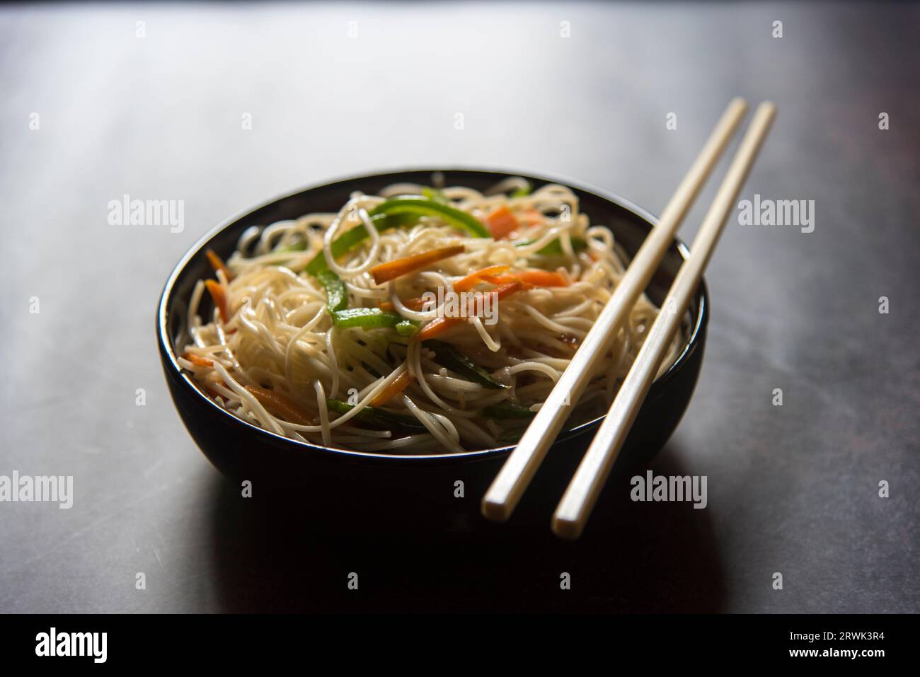 Spaghetti udon gettati Wok serviti in una ciotola. Foto Stock