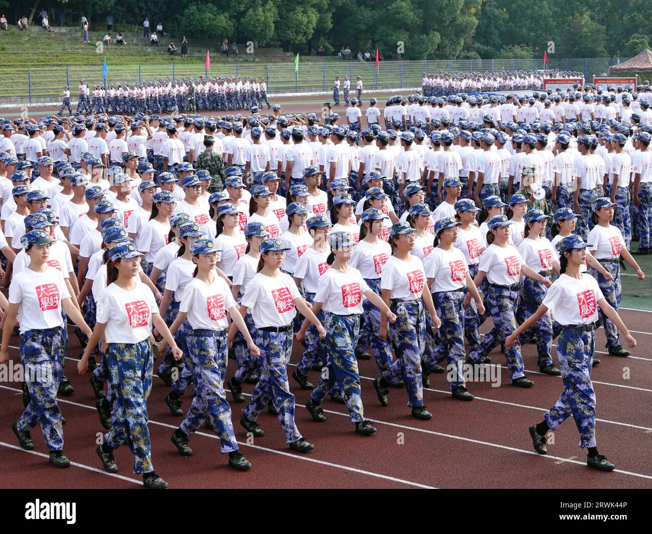 Le matricole del college prendono parte all'addestramento militare presso la China Three Gorges University di Yichang City, nella provincia di Hubei, nella Cina centrale, il 17 settembre 2023. Foto Stock