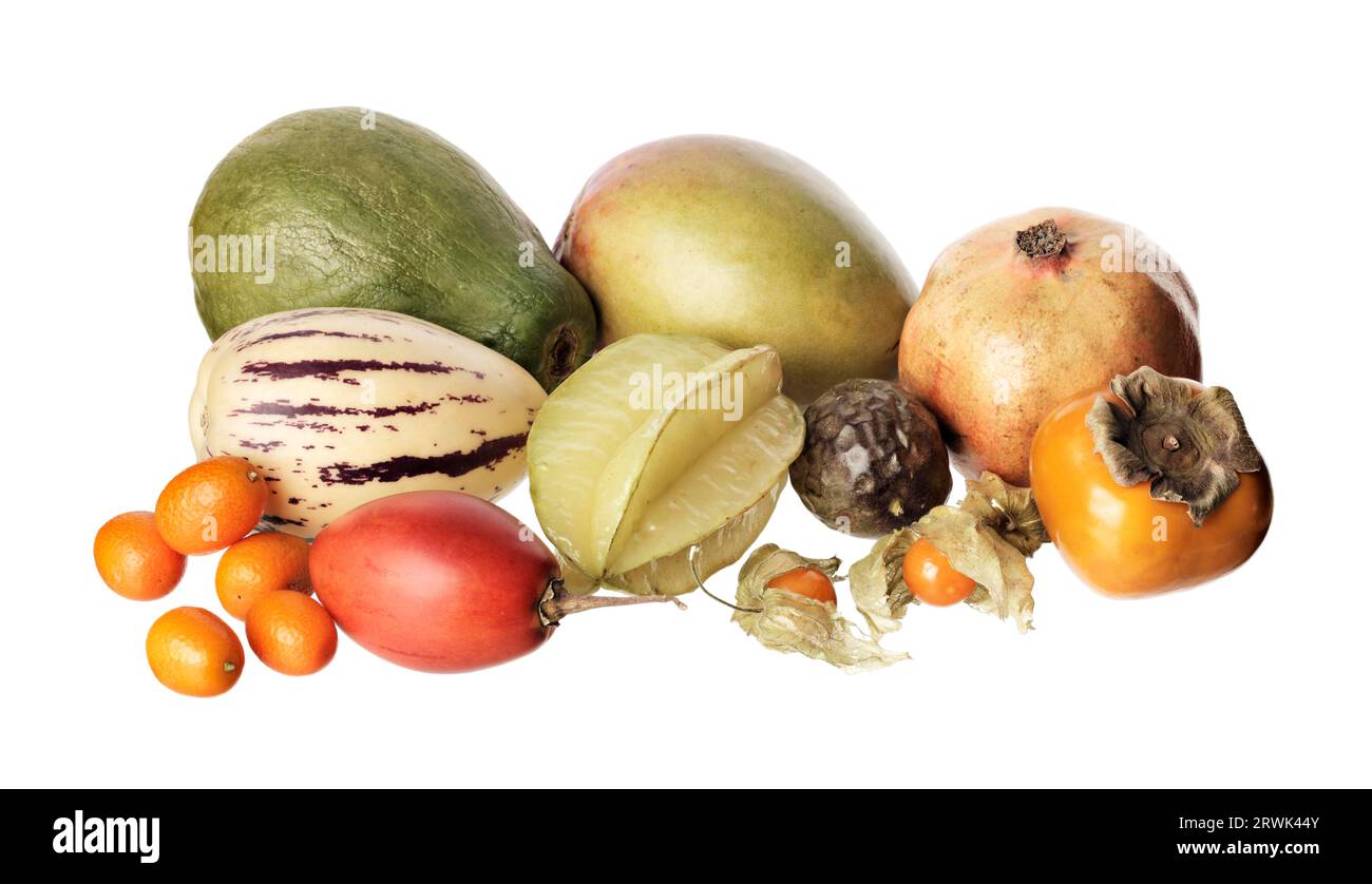 Vari frutti esotici isolati su bianco. Papaya, mango, melograno, pepino, carambola, frutto della passione, kaki sharon, kumquat, tamarillo Foto Stock