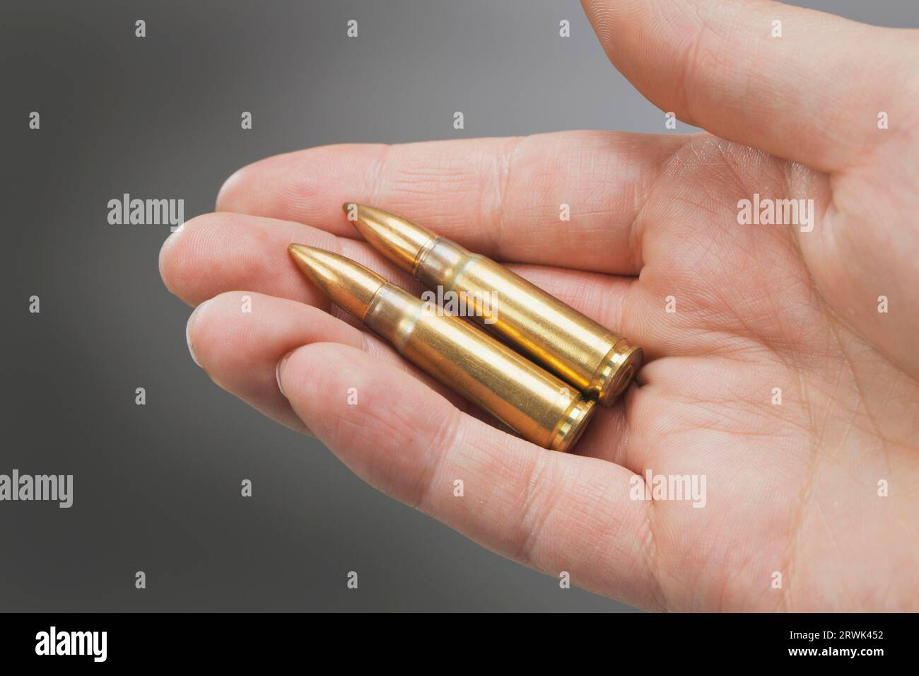 Cartucce di munizioni per fucile d'assalto su una mano Foto Stock