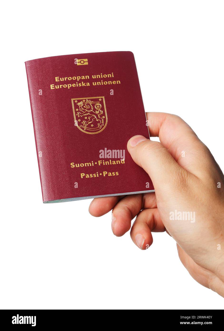 Una mano con in mano un nuovo passaporto biometrico finlandese Foto Stock