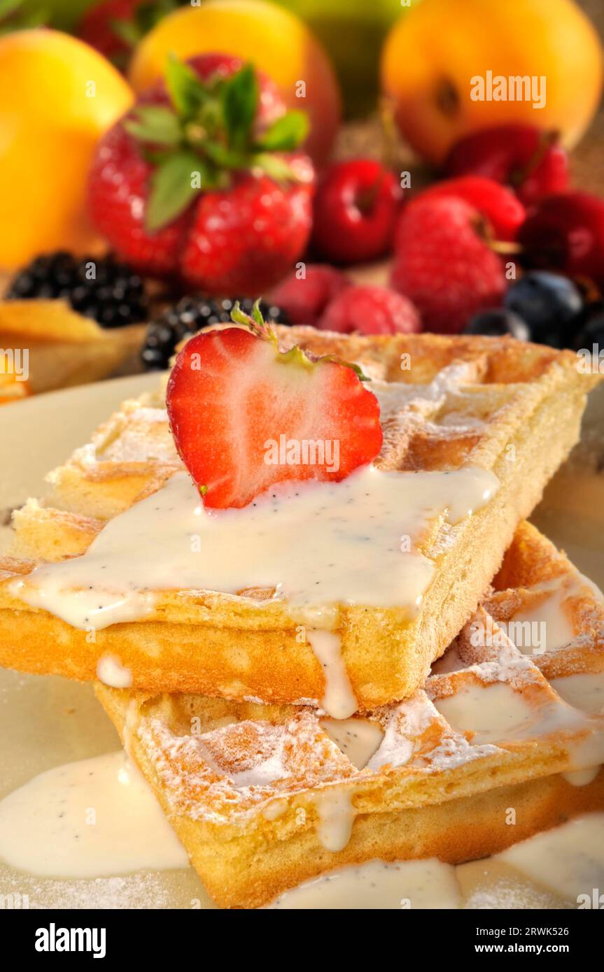 Waffle al forno con salsa alla vaniglia e frutta Foto Stock