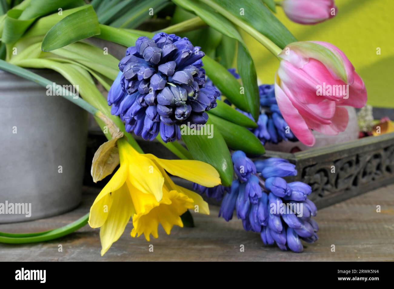 Bouquet primaverile in stile rustico Foto Stock