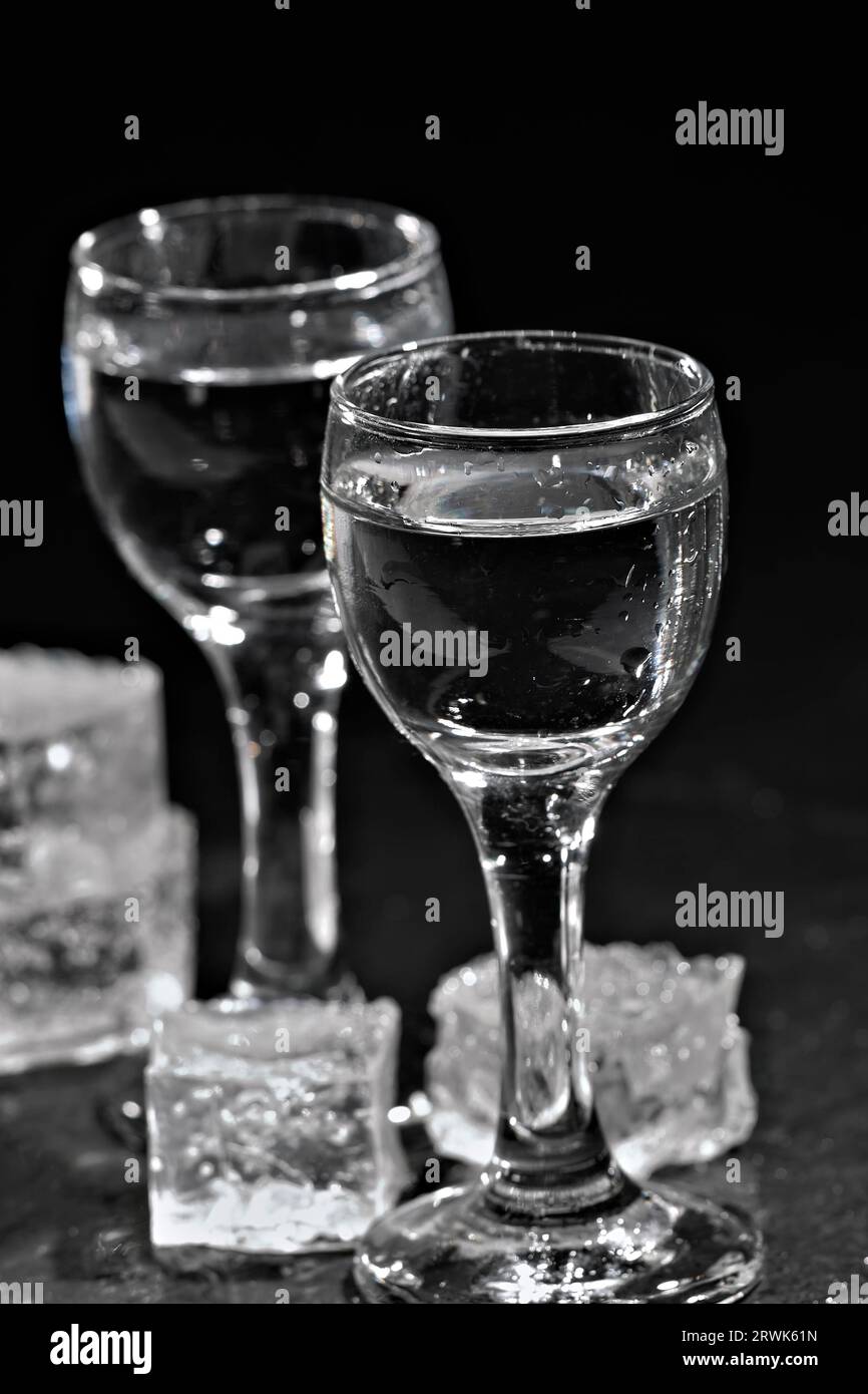 Due bicchieri di grappa trasparente con ghiaccio Foto Stock