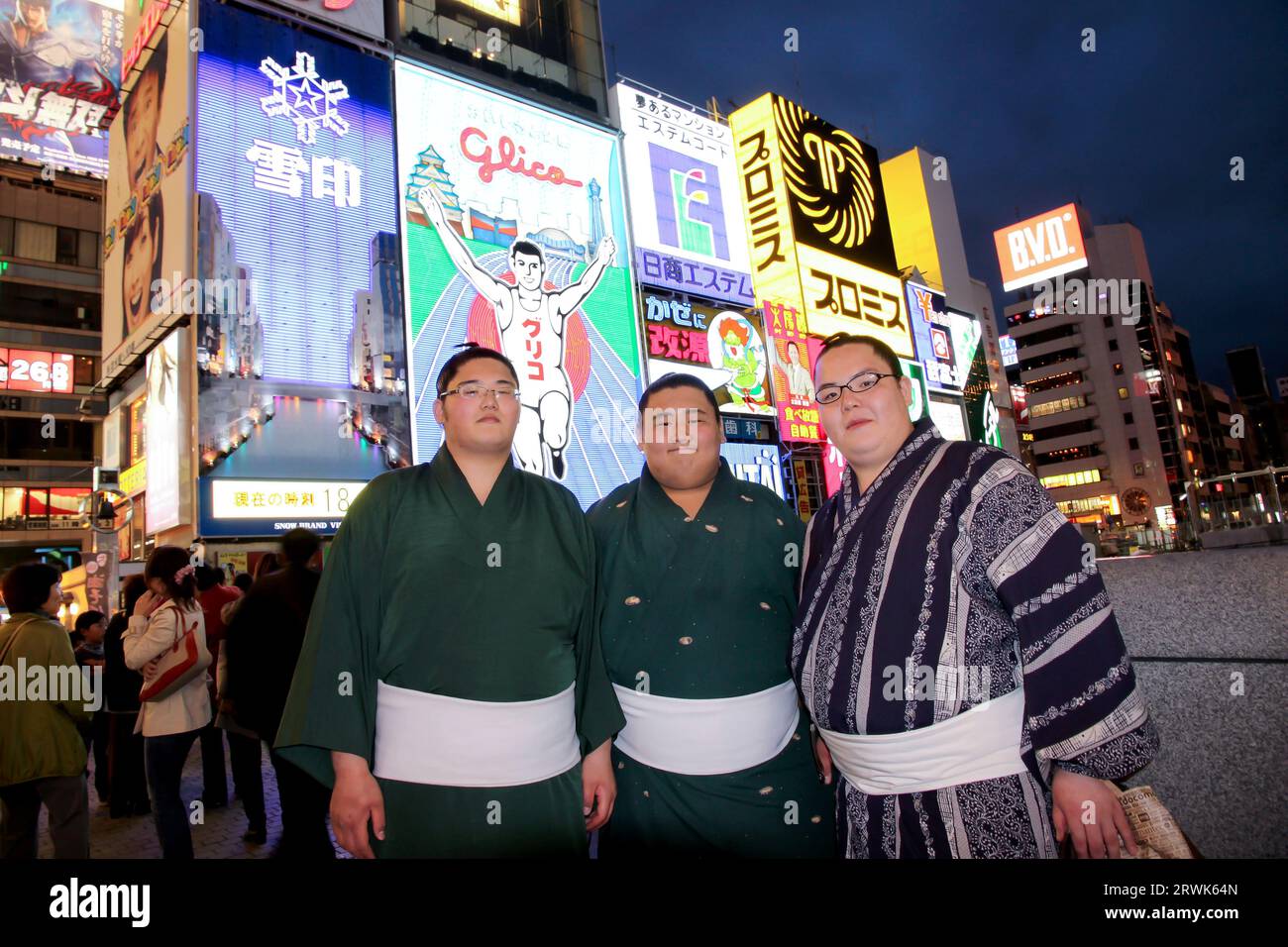 Lottatori di sumo in Front of Glico Running Man sul canale Dotonbori Foto Stock