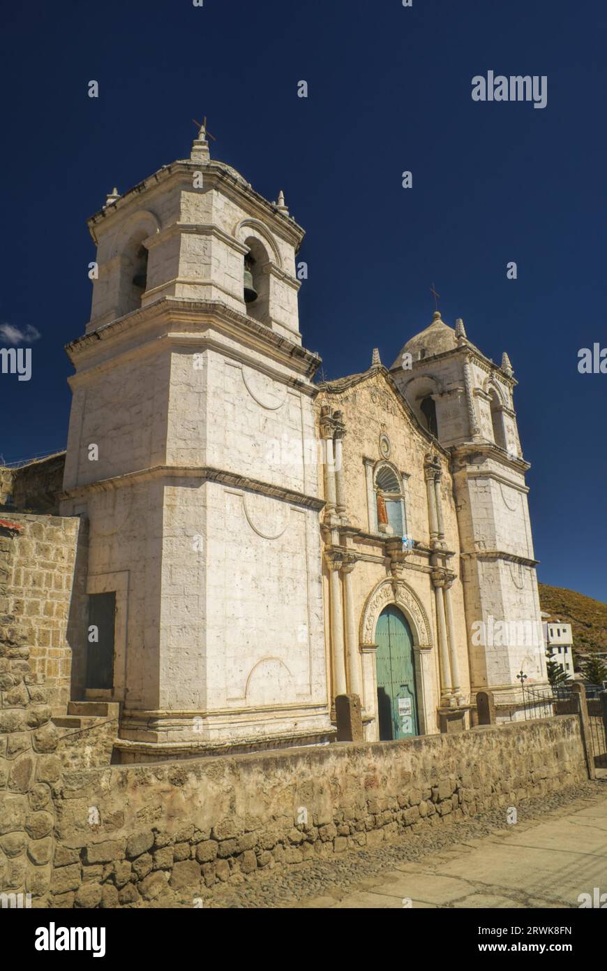 Chiesa nelle ande Paruviane vicino al Canon del Colca Foto Stock